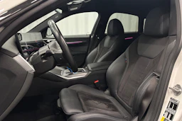 valkoinen BMW i4 2023 kuva 19.