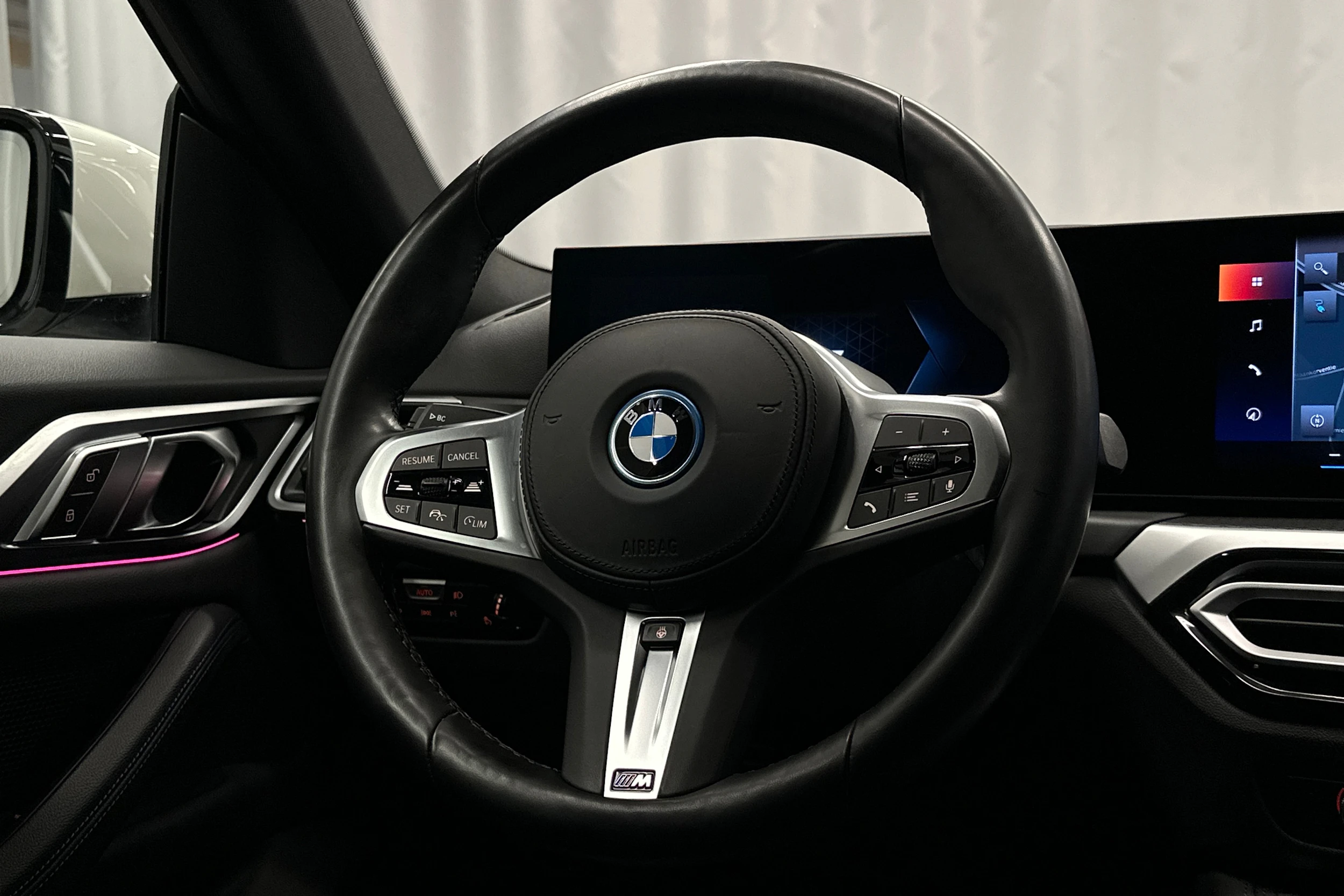 valkoinen BMW i4 2023 kuva 20.