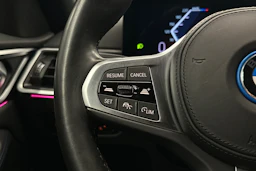 valkoinen BMW i4 2023 kuva 21.