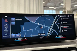 valkoinen BMW i4 2023 kuva 26.