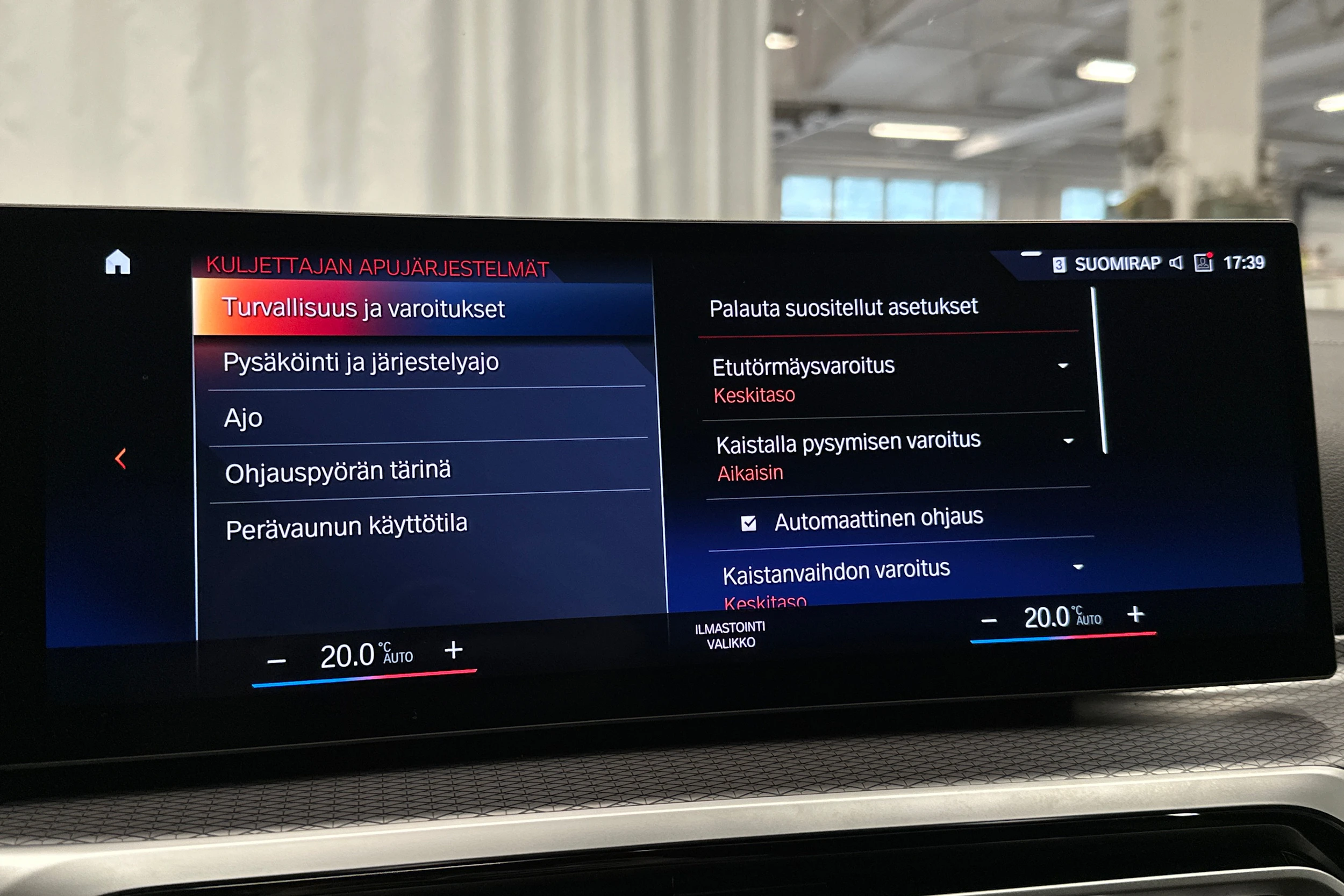 valkoinen BMW i4 2023 kuva 28.