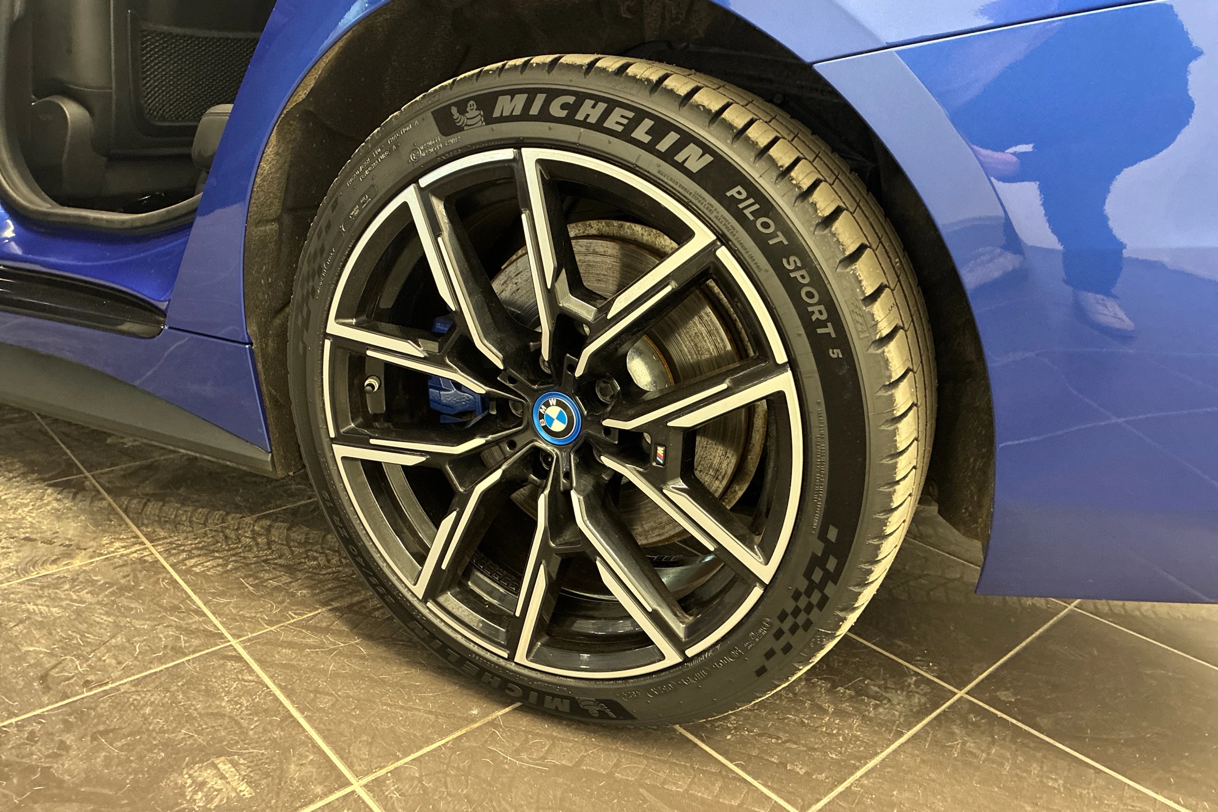 Sininen BMW i4 M50 2023 kuva 10.