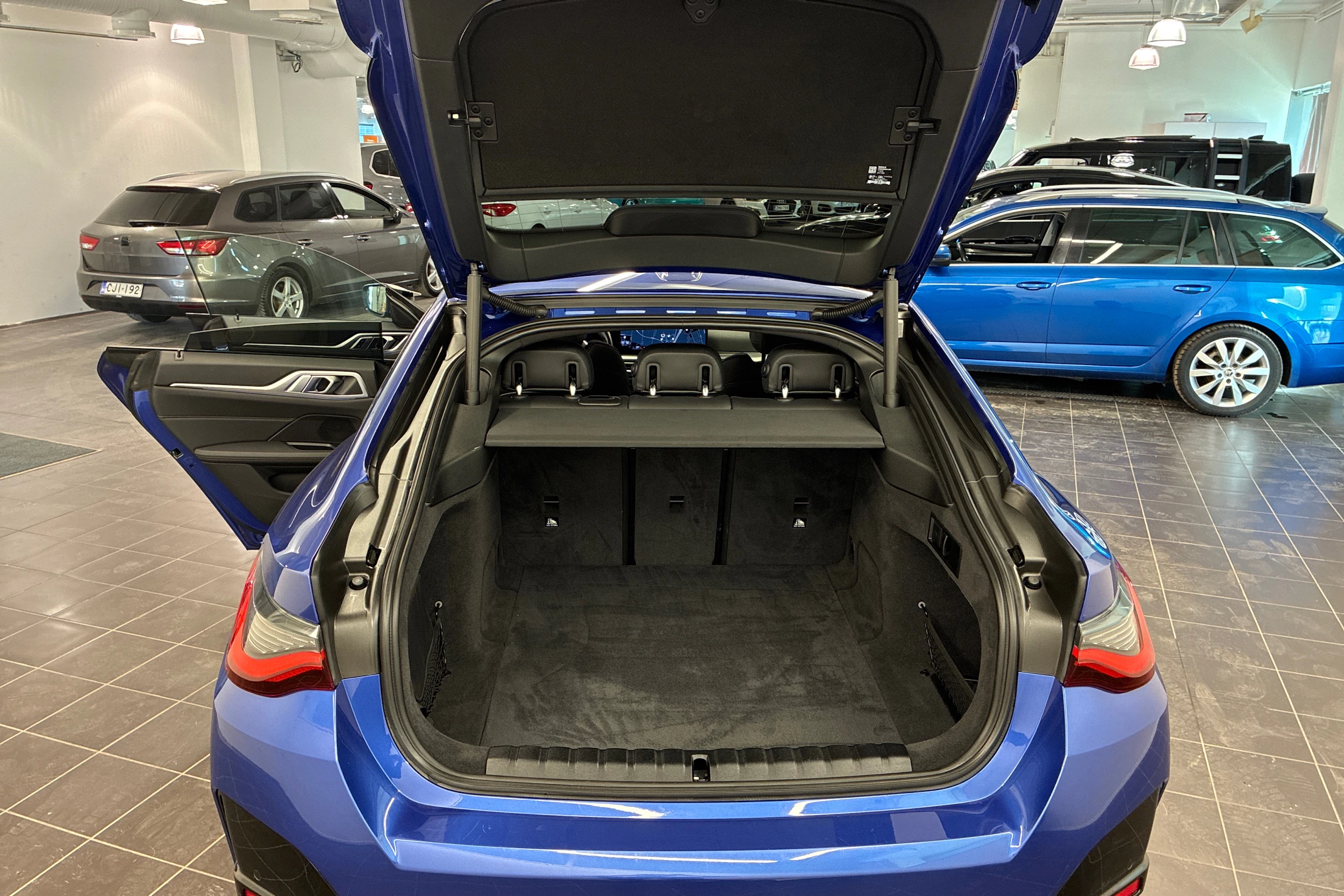 Sininen BMW i4 M50 2023 kuva 11.