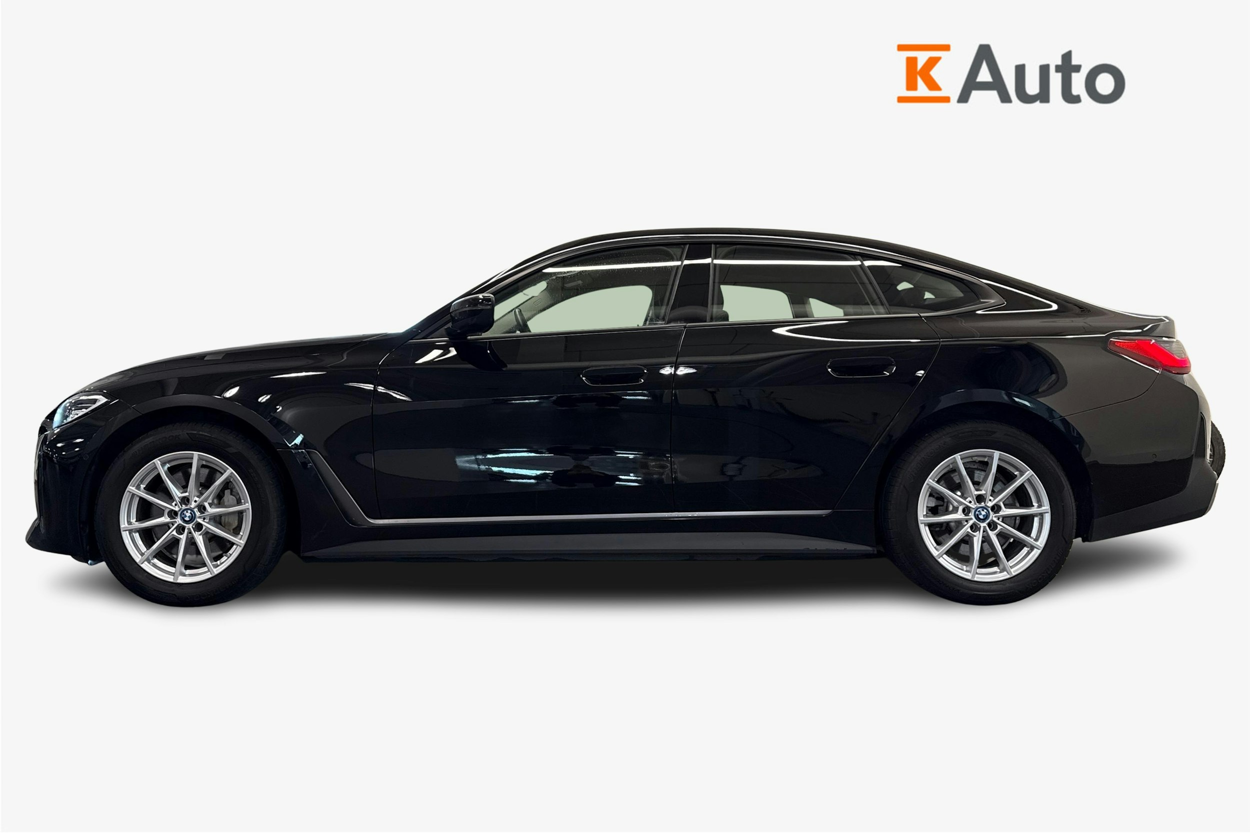 musta BMW i4 2023 kuva 6.