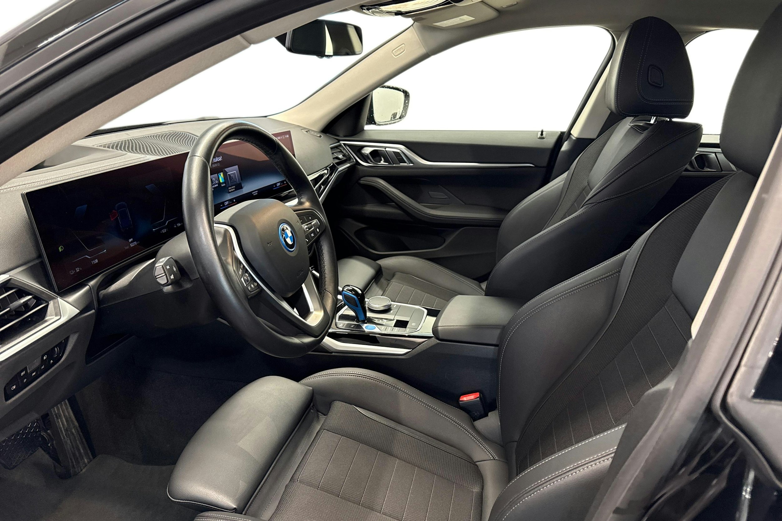 musta BMW i4 2023 kuva 7.