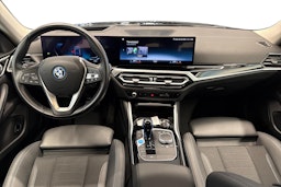 musta BMW i4 2023 kuva 9.