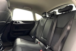 musta BMW i4 2023 kuva 10.