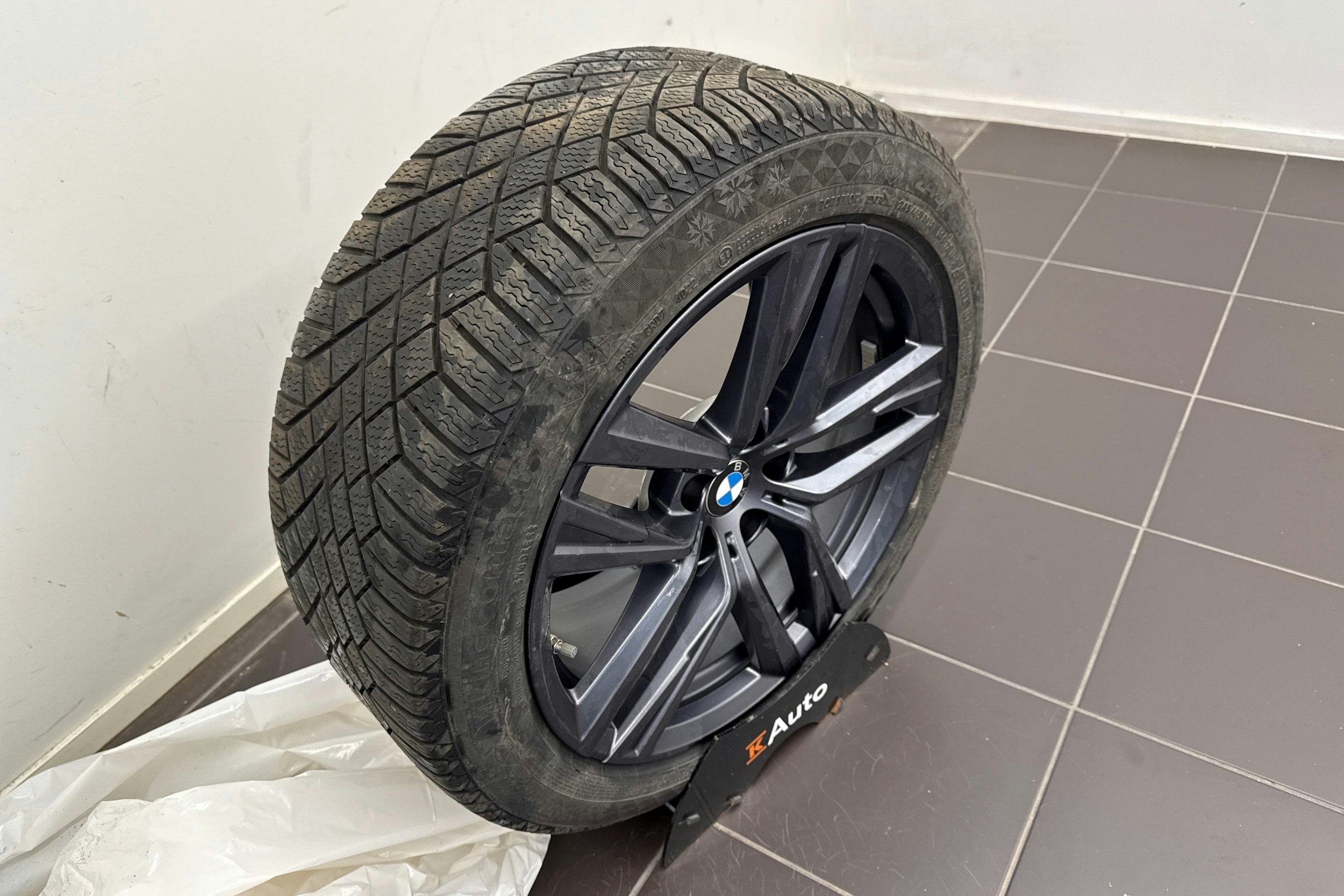musta BMW i4 2023 kuva 13.