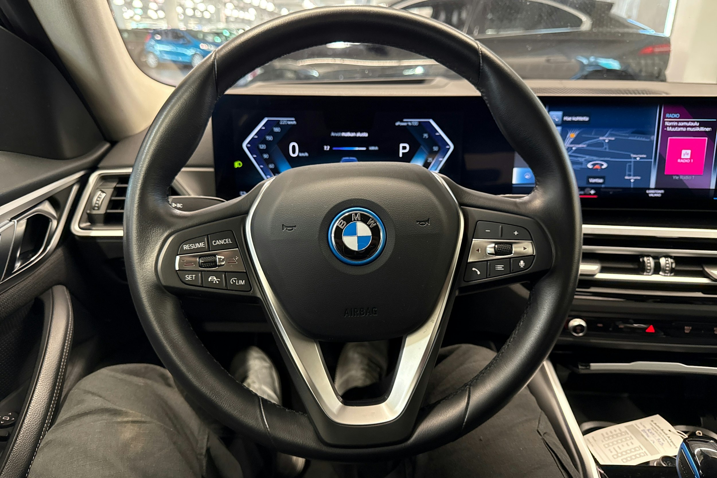 musta BMW i4 2023 kuva 15.