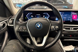 musta BMW i4 2023 kuva 15.