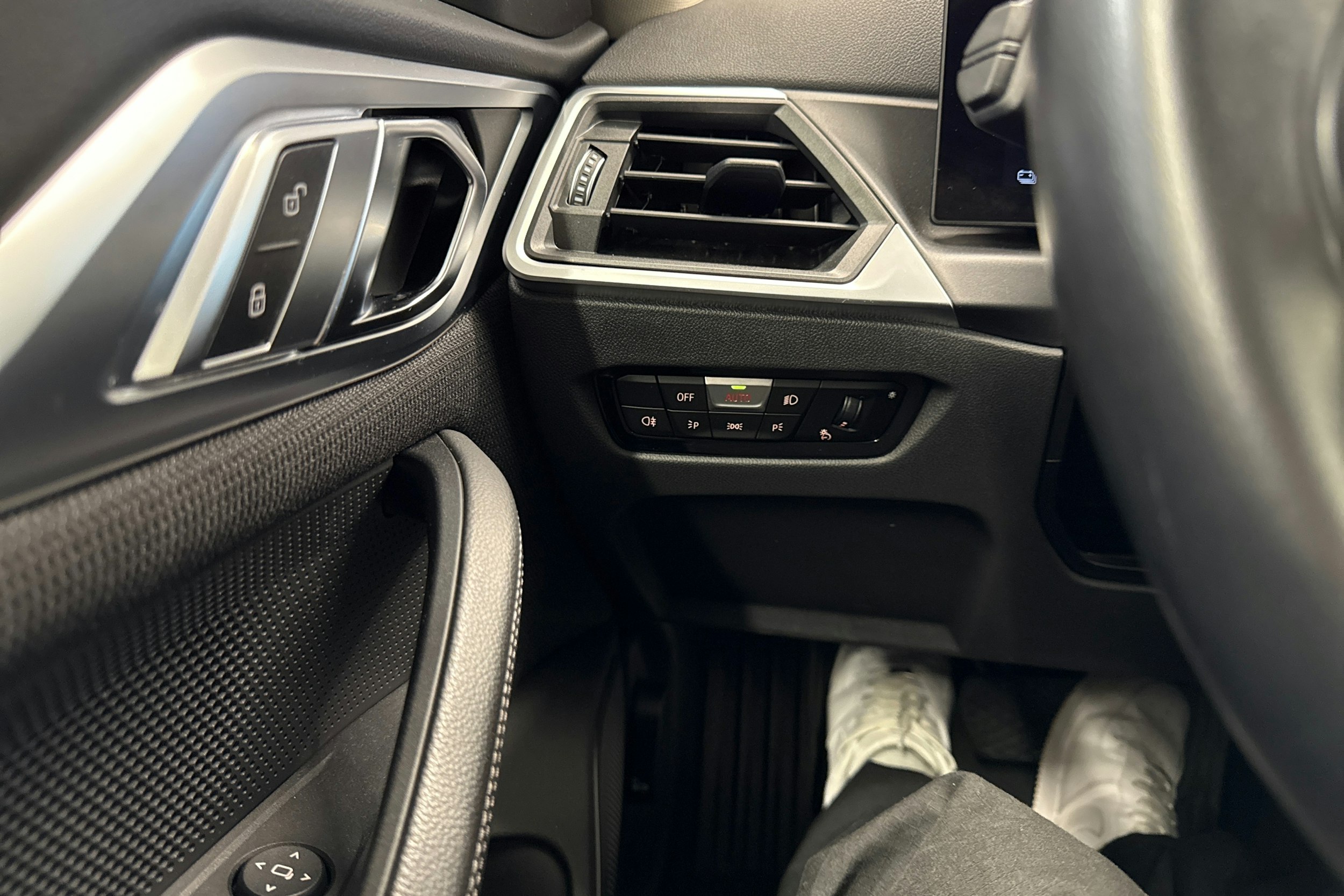 musta BMW i4 2023 kuva 18.