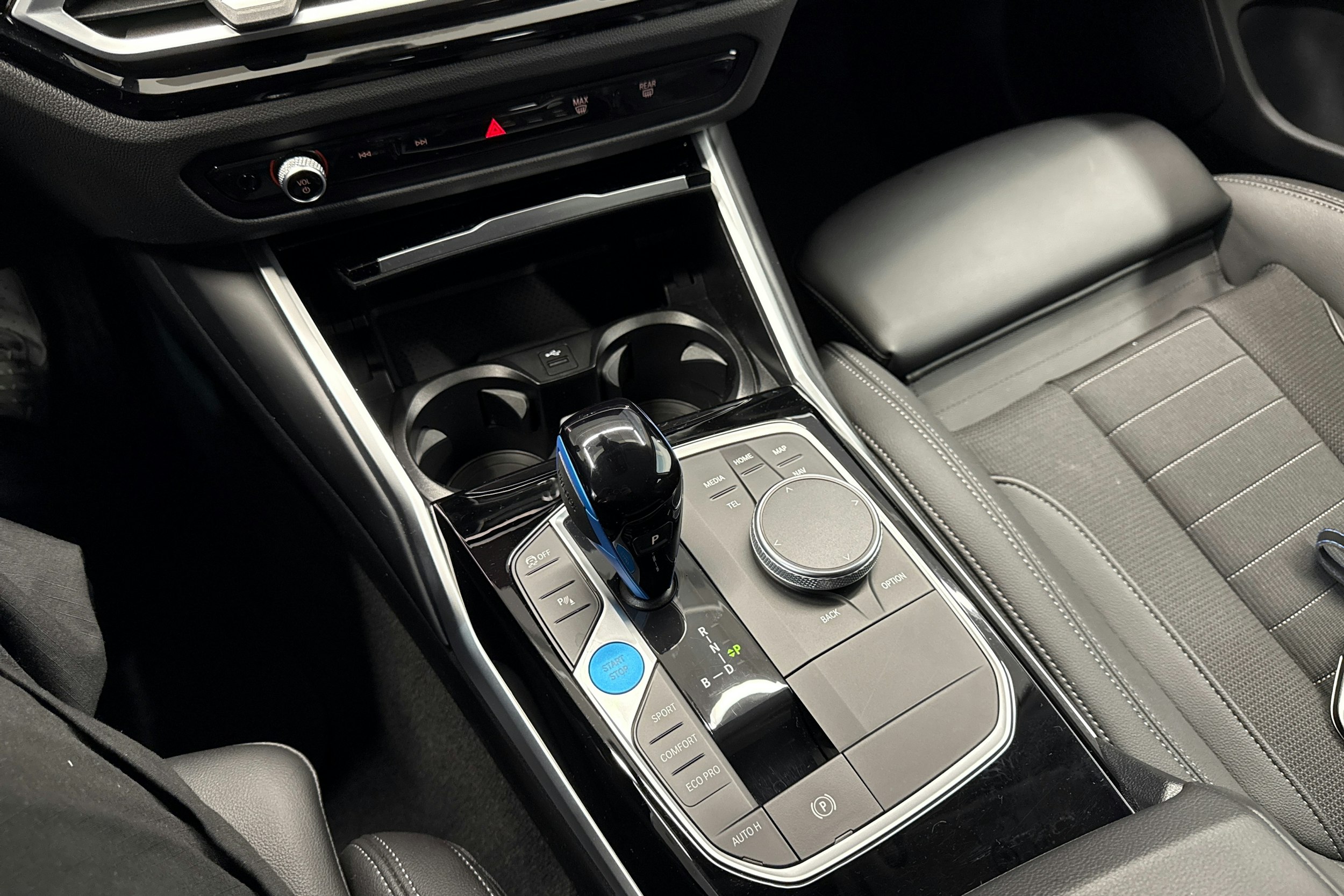 musta BMW i4 2023 kuva 19.