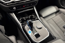 musta BMW i4 2023 kuva 19.