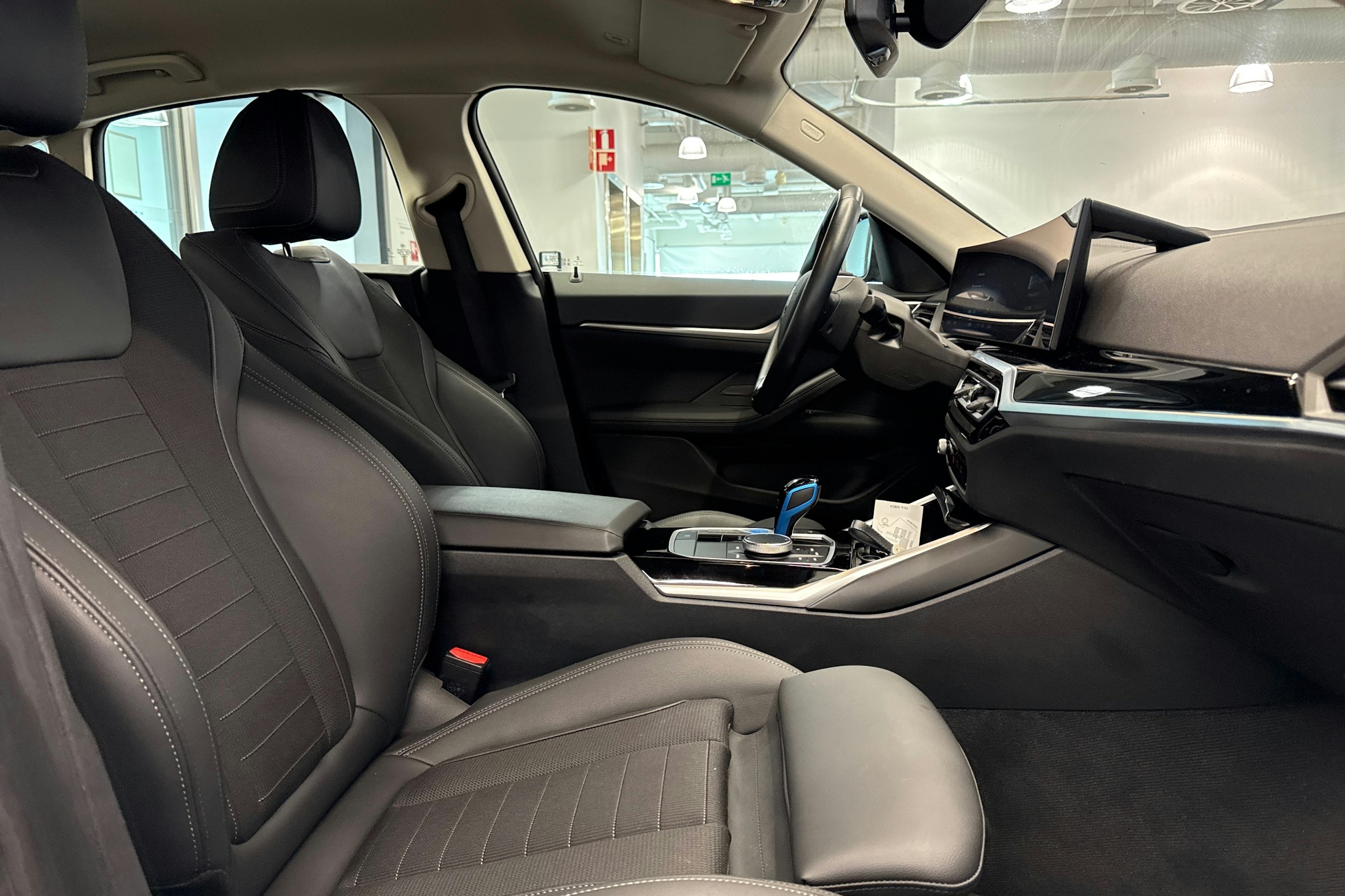 musta BMW i4 2023 kuva 22.
