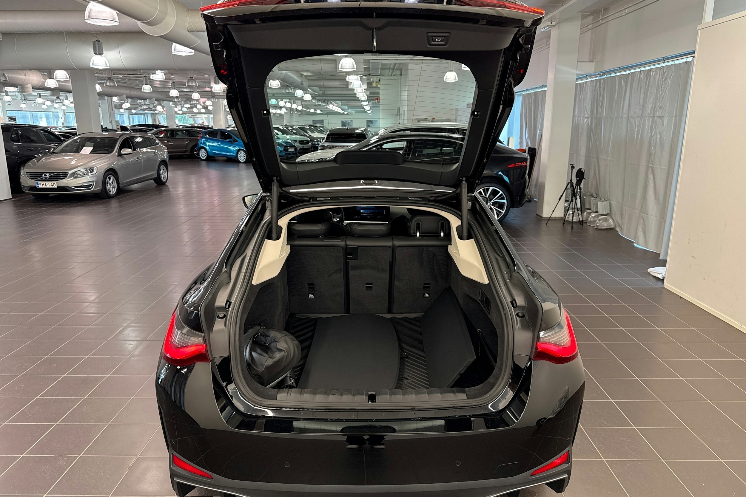 musta BMW i4 2023 kuva 24.