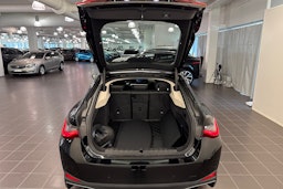 musta BMW i4 2023 kuva 24.