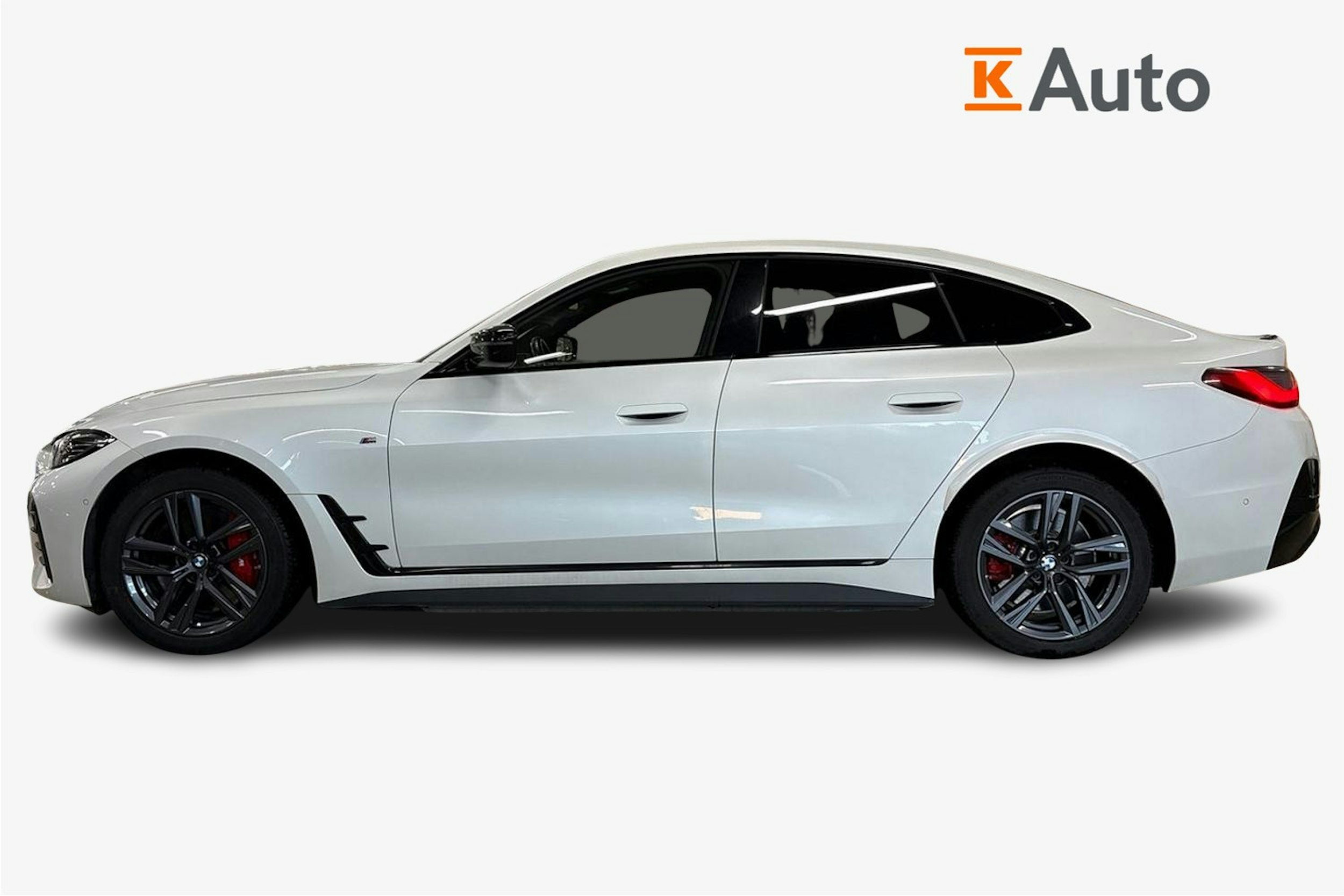 valkoinen BMW i4 2023 kuva 6.