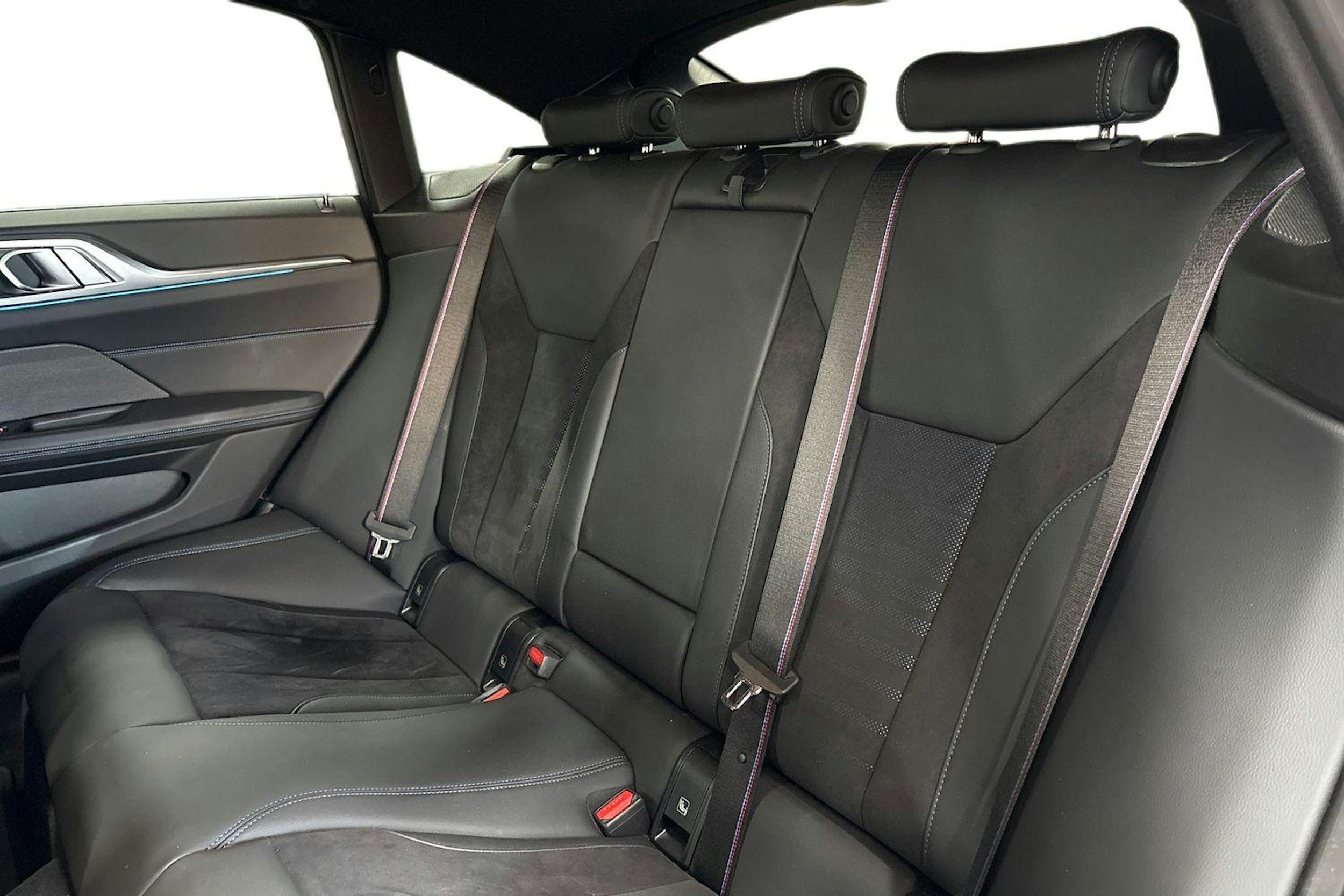 valkoinen BMW i4 2023 kuva 11.