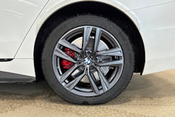 valkoinen BMW i4 2023 kuva 13.