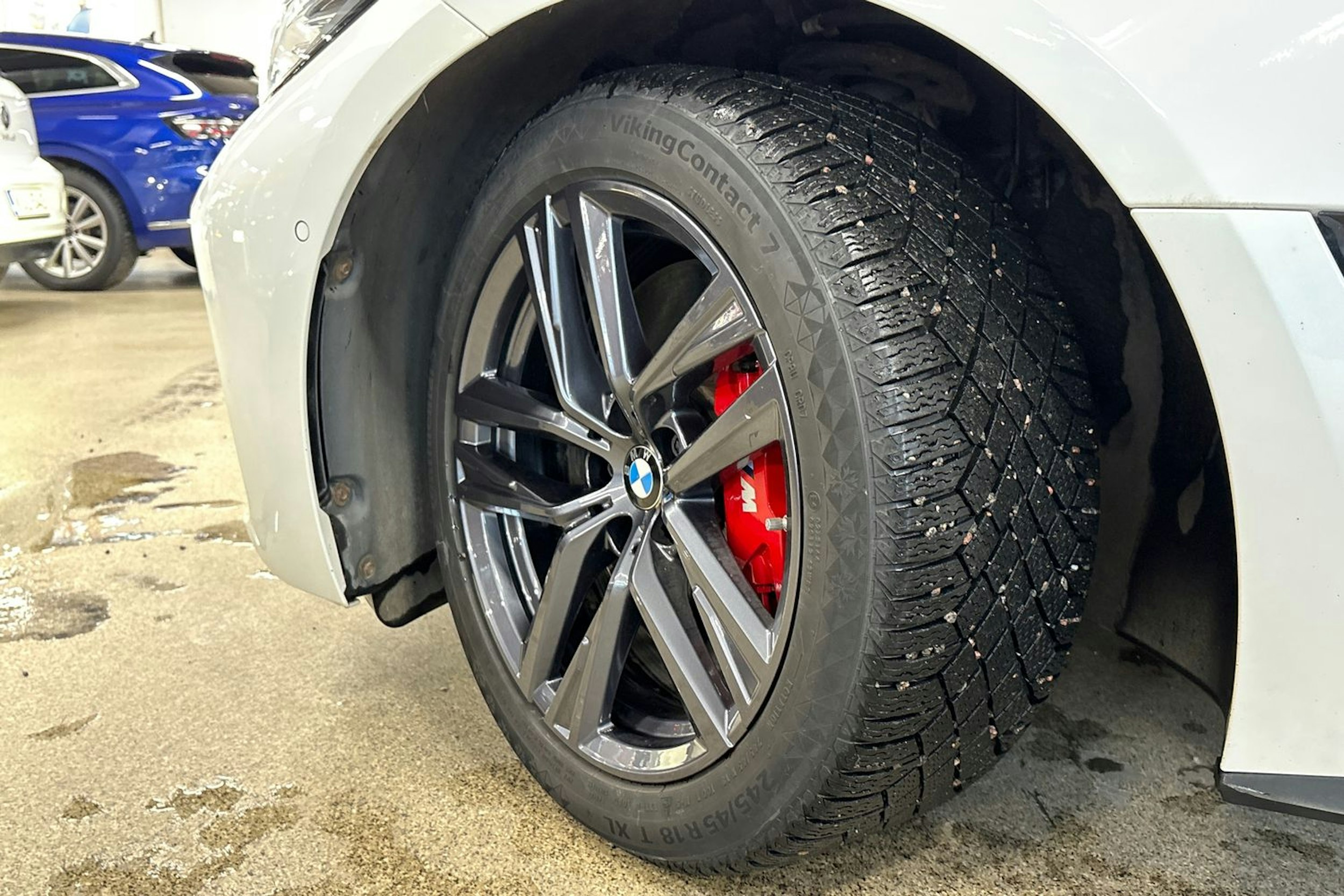 valkoinen BMW i4 2023 kuva 14.