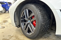 valkoinen BMW i4 2023 kuva 14.