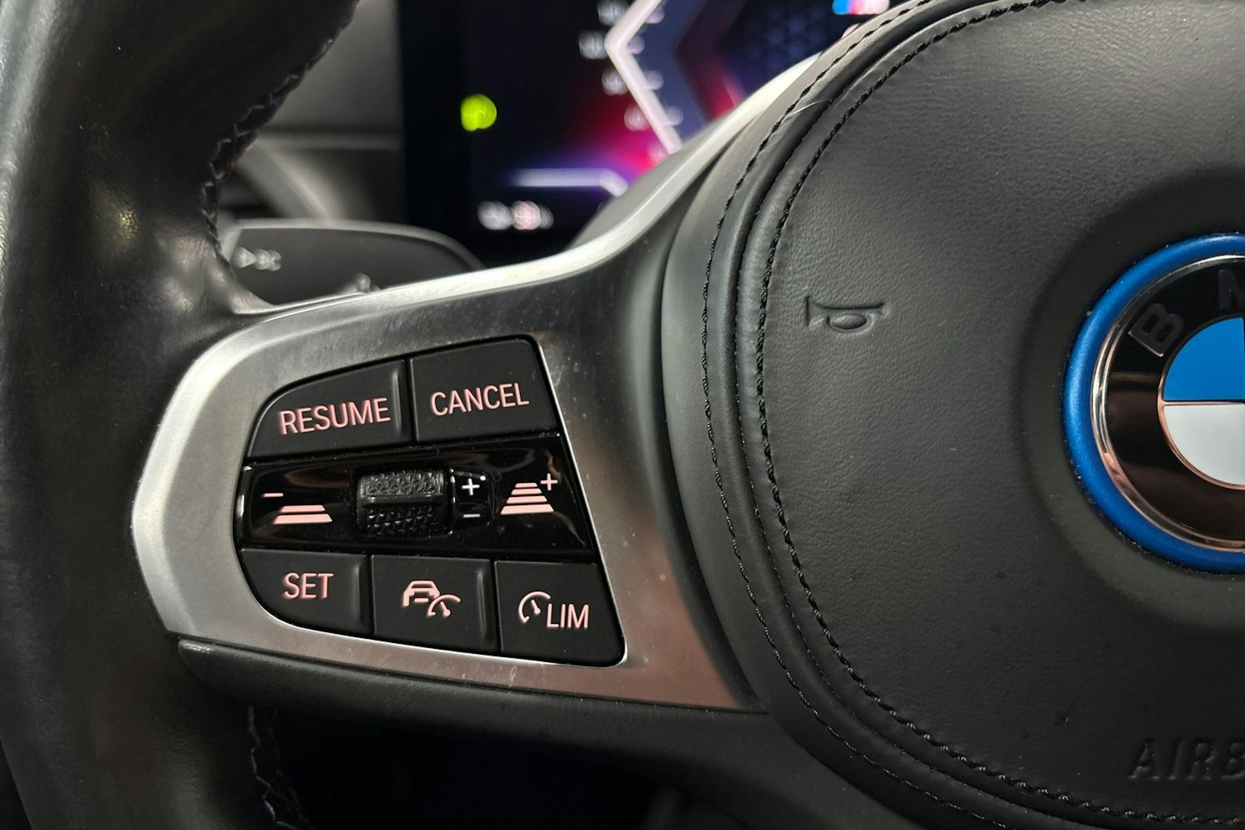 valkoinen BMW i4 2023 kuva 17.