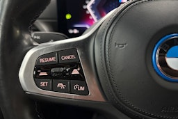 valkoinen BMW i4 2023 kuva 17.