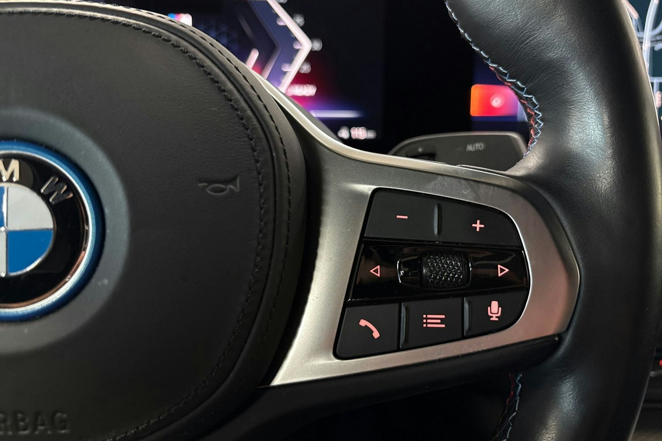 valkoinen BMW i4 2023 kuva 18.