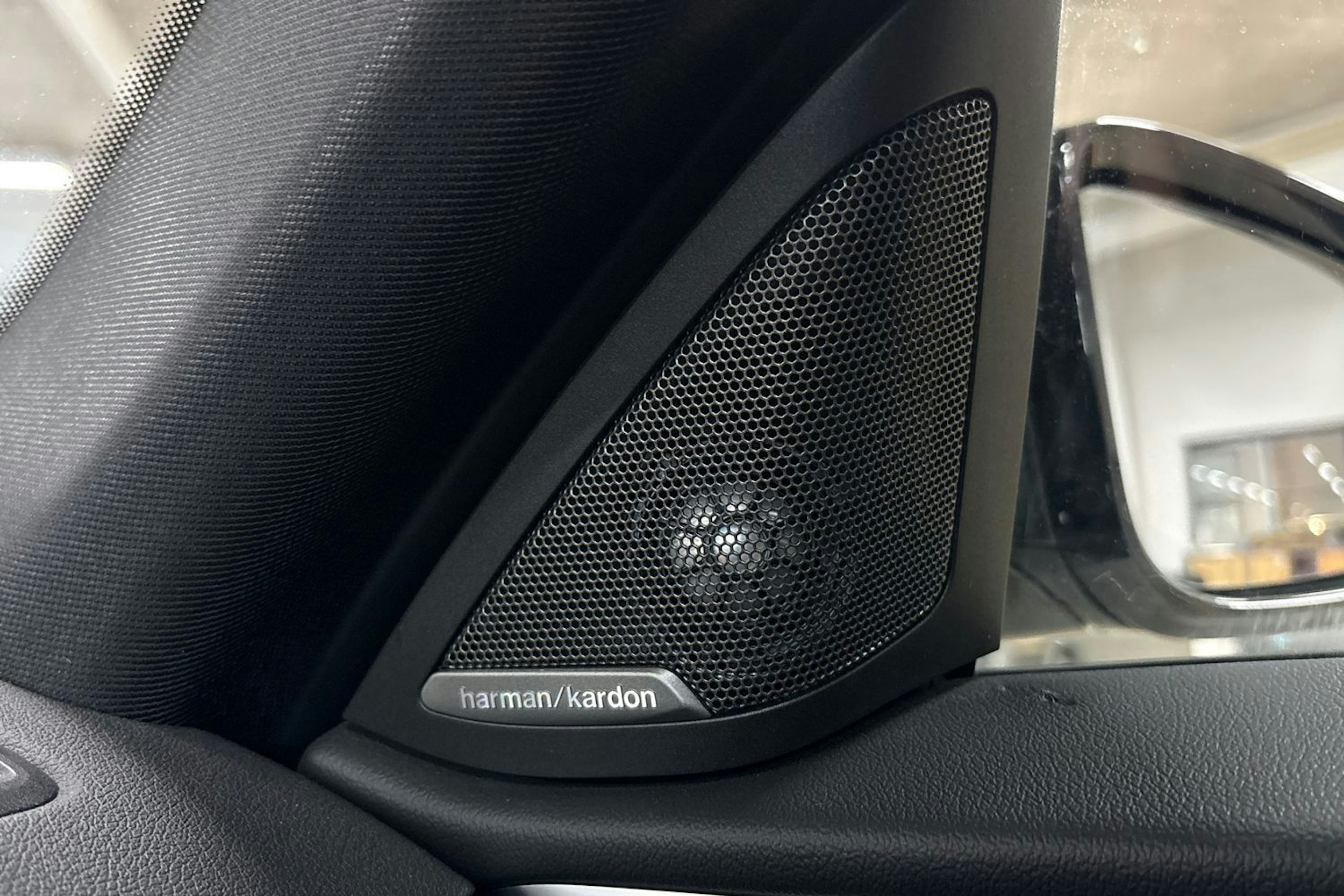 valkoinen BMW i4 2023 kuva 24.