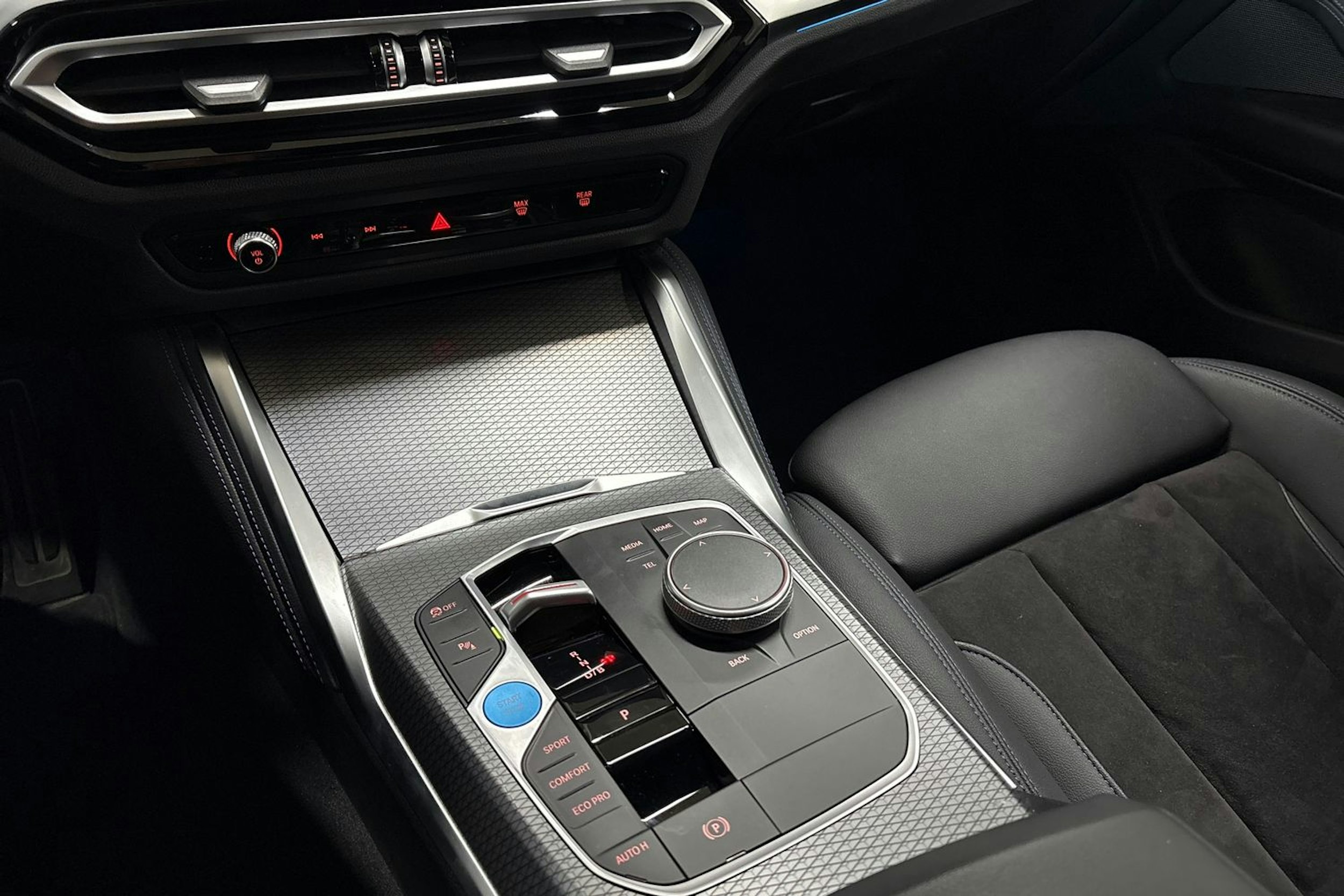 valkoinen BMW i4 2023 kuva 25.