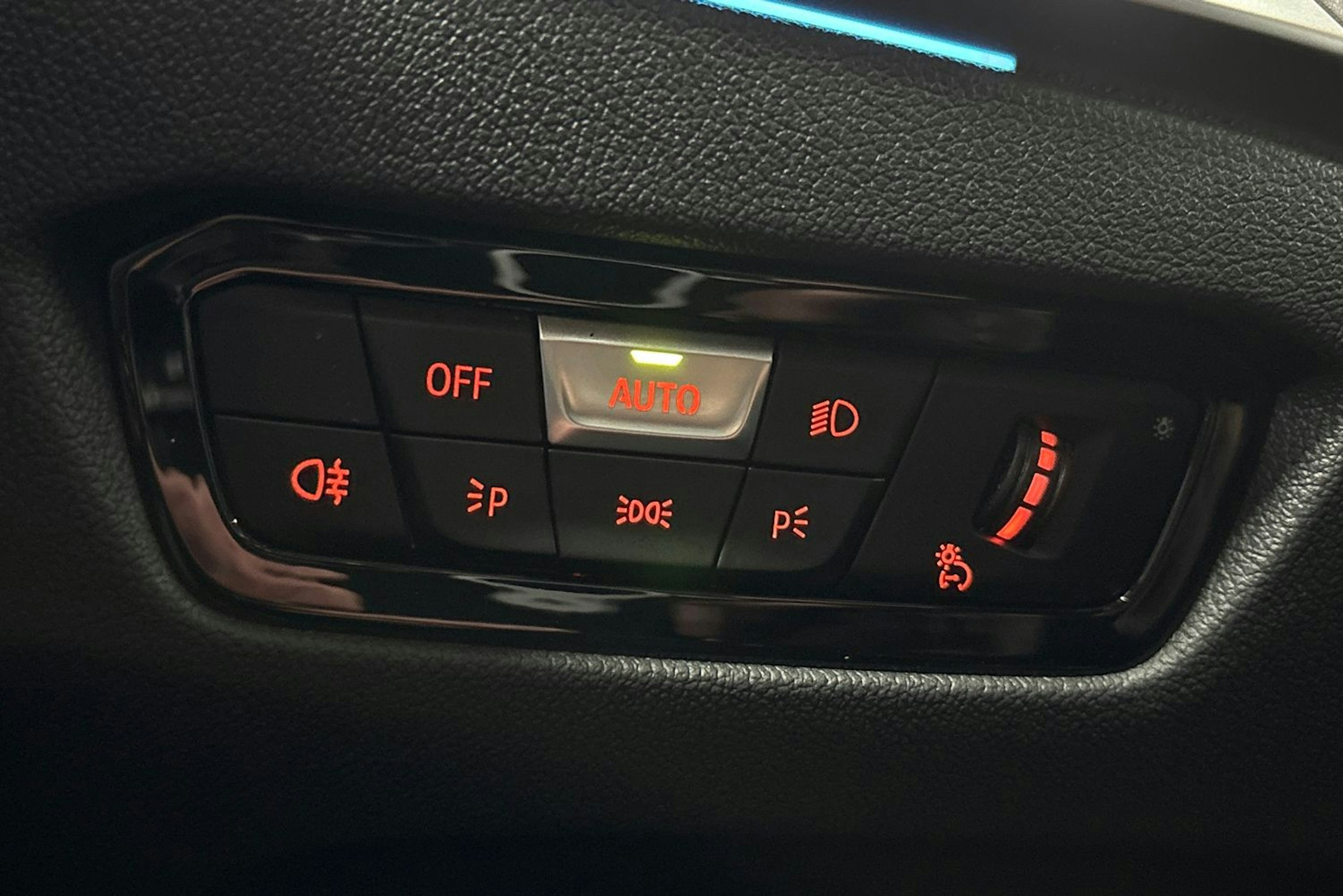 valkoinen BMW i4 2023 kuva 26.