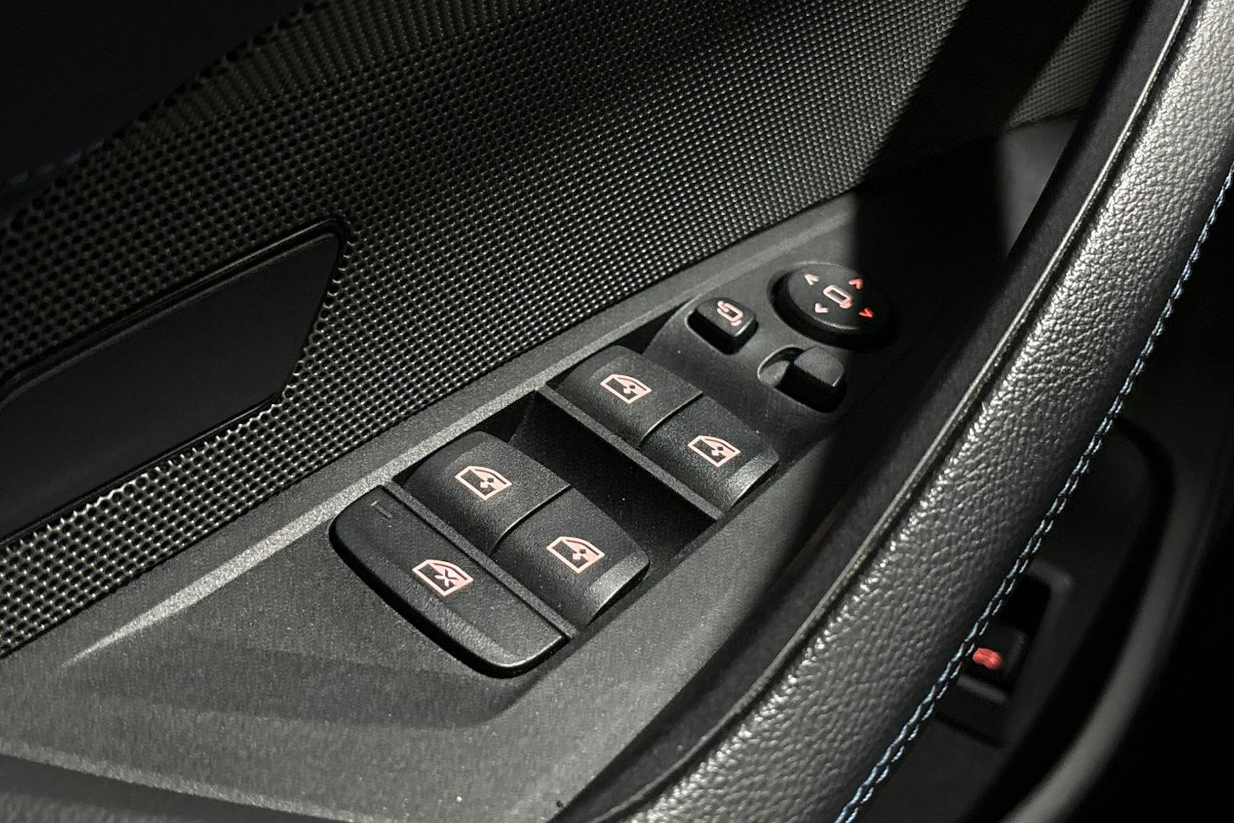 valkoinen BMW i4 2023 kuva 27.