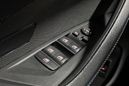 valkoinen BMW i4 2023 kuva 27.