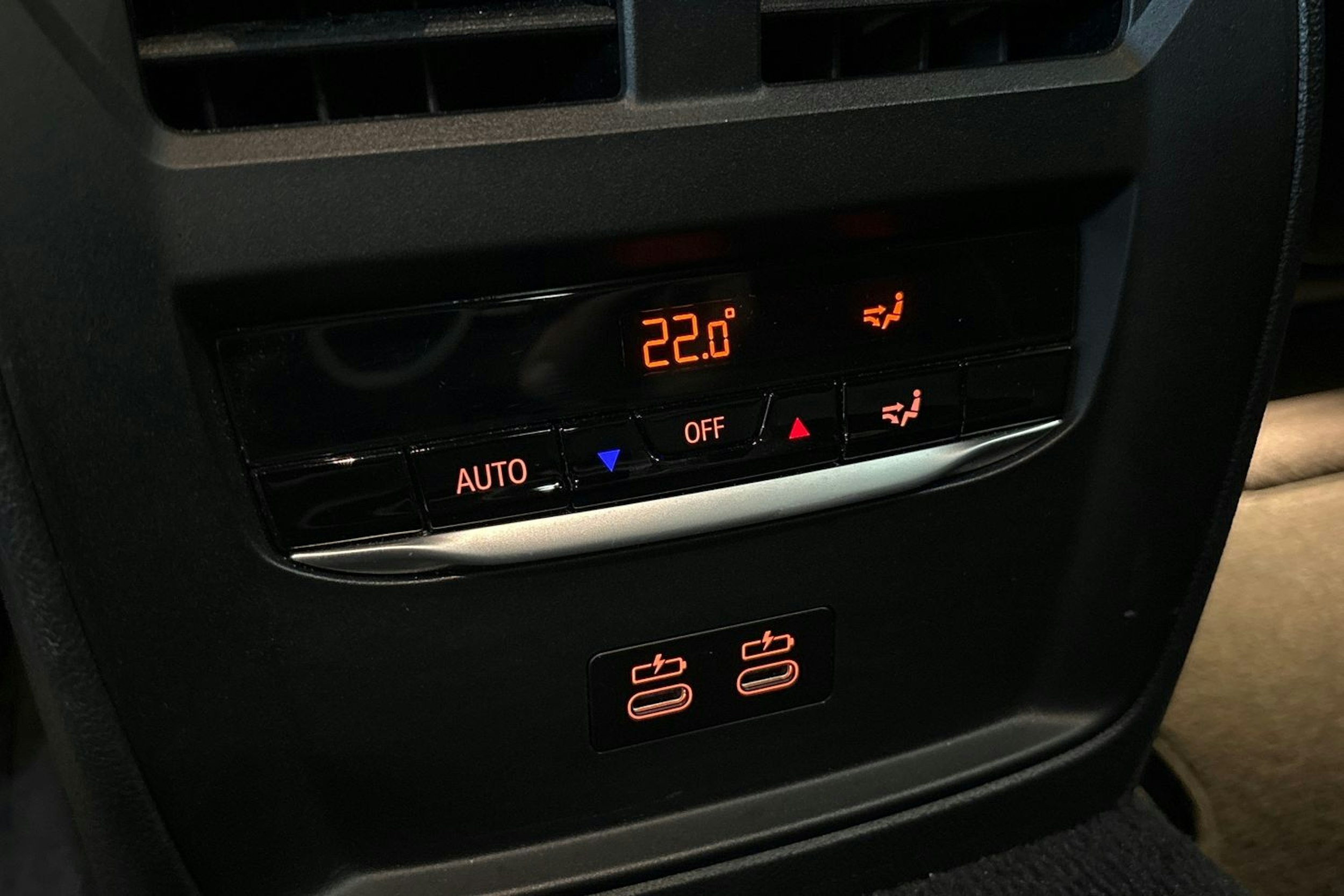 valkoinen BMW i4 2023 kuva 28.