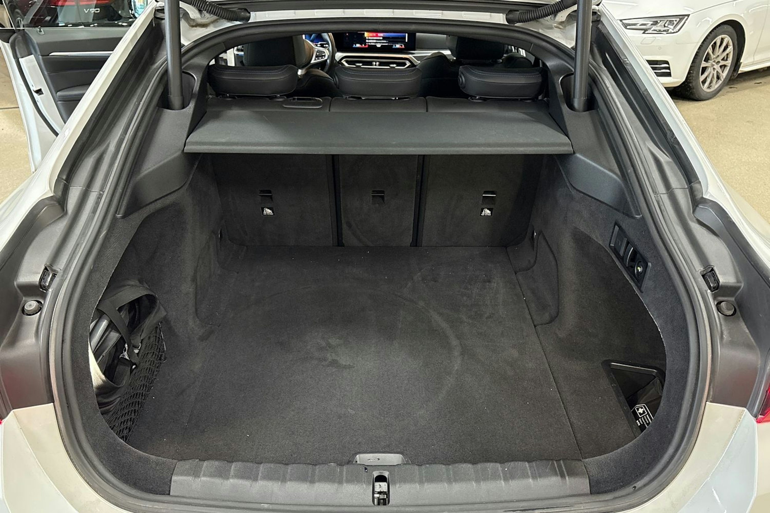 valkoinen BMW i4 2023 kuva 29.