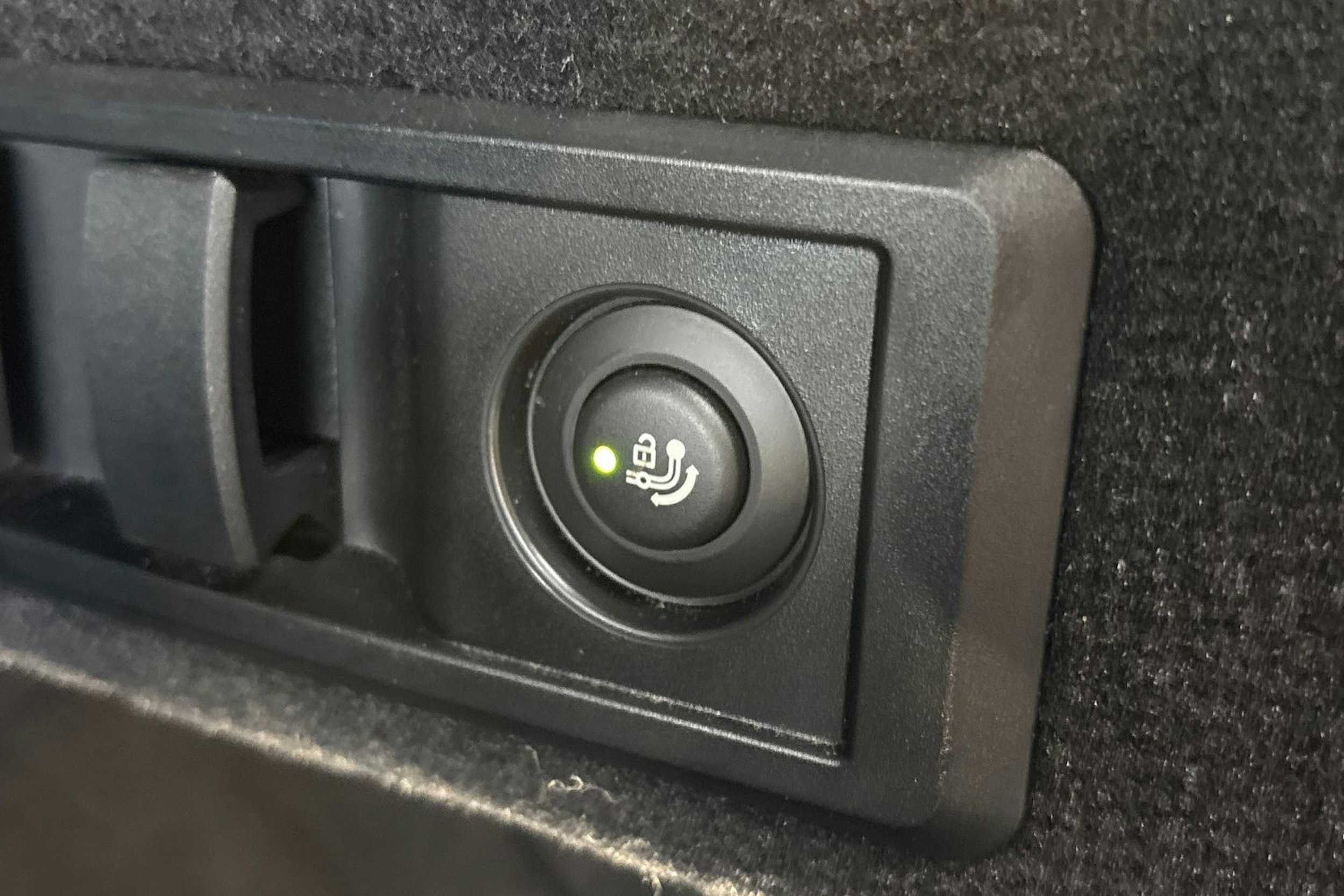 valkoinen BMW i4 2023 kuva 30.