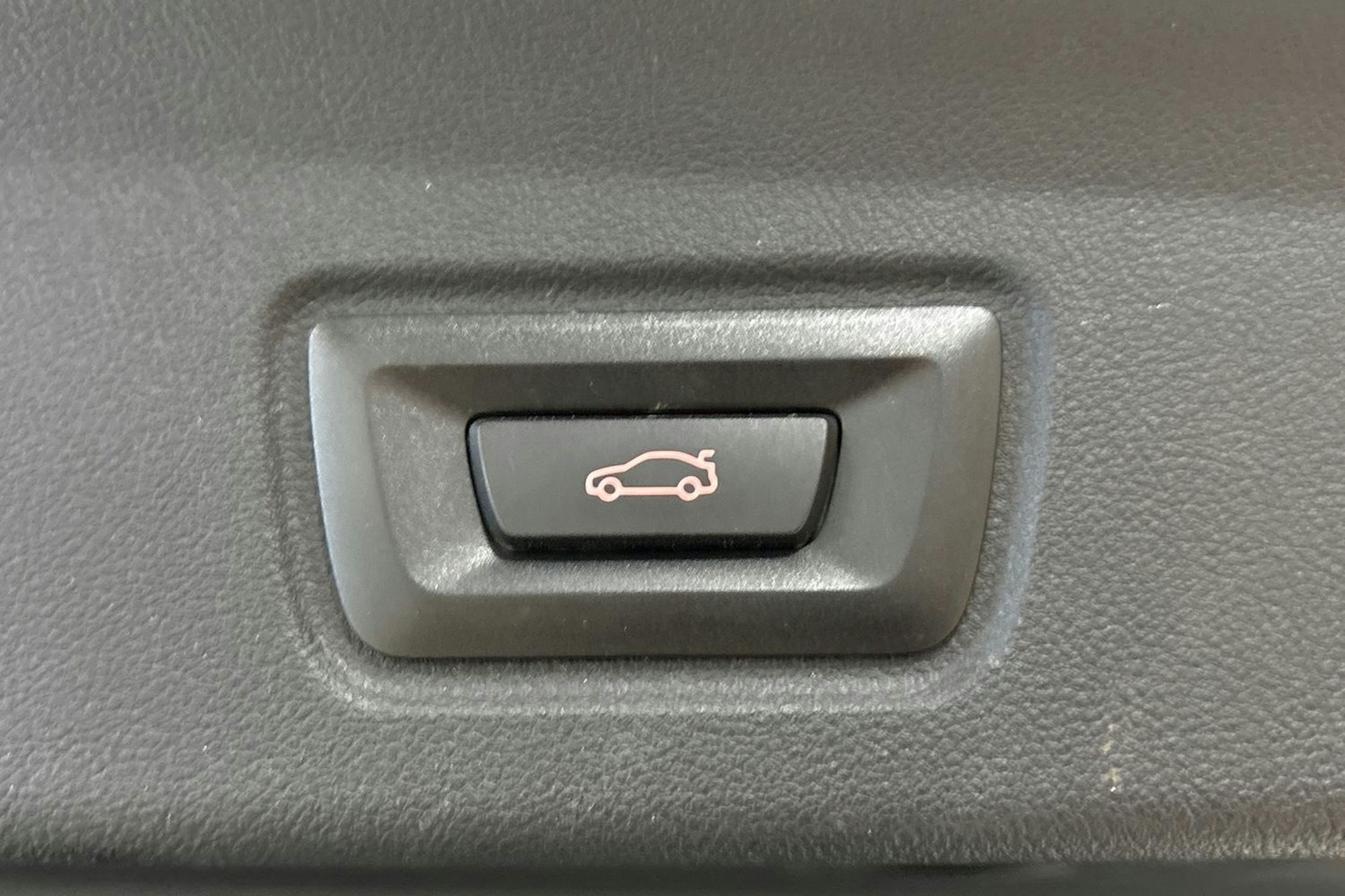 valkoinen BMW i4 2023 kuva 31.