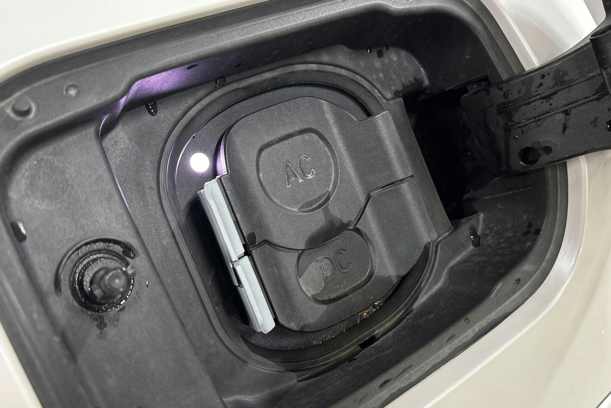 valkoinen BMW i4 2023 kuva 33.