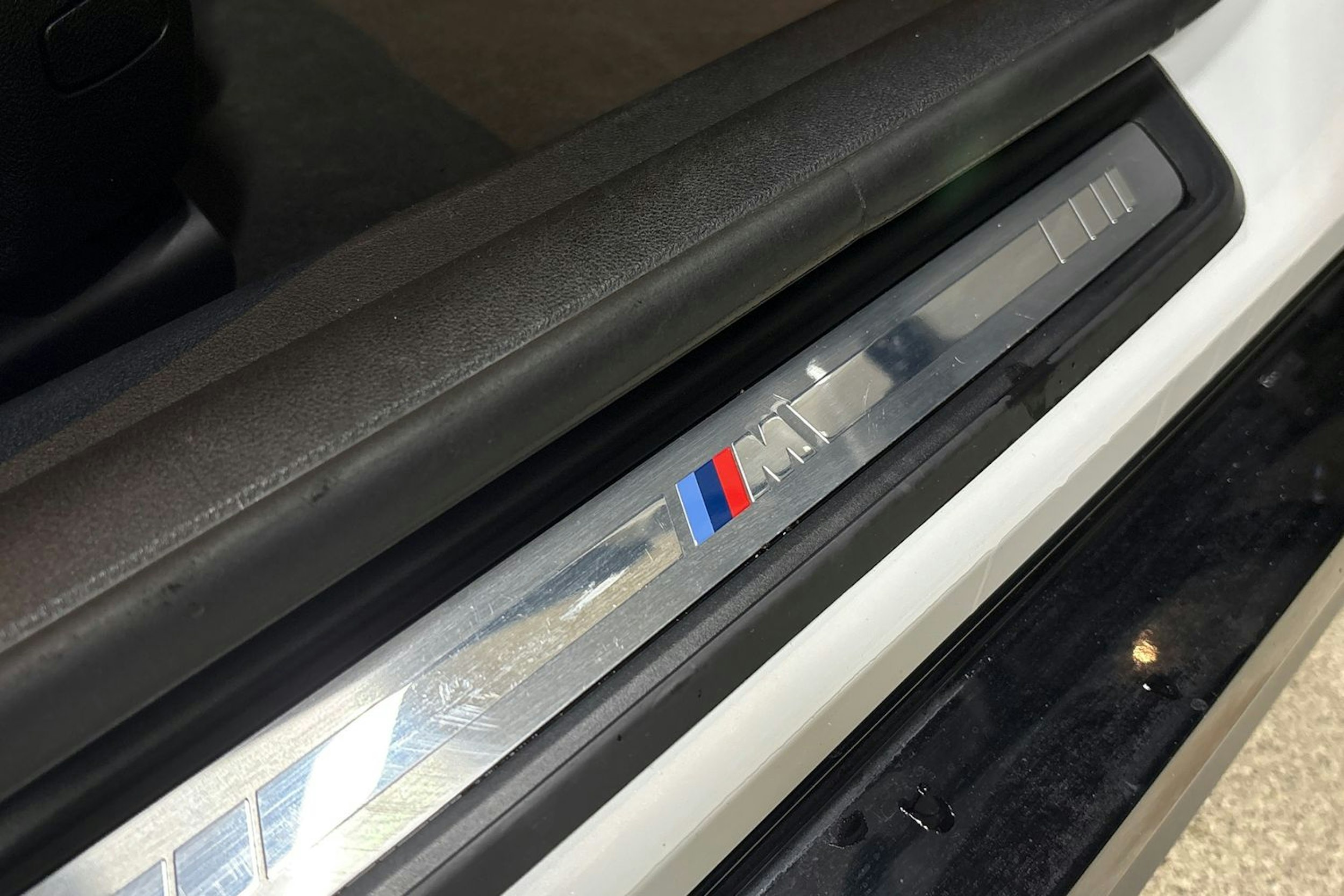 valkoinen BMW i4 2023 kuva 35.