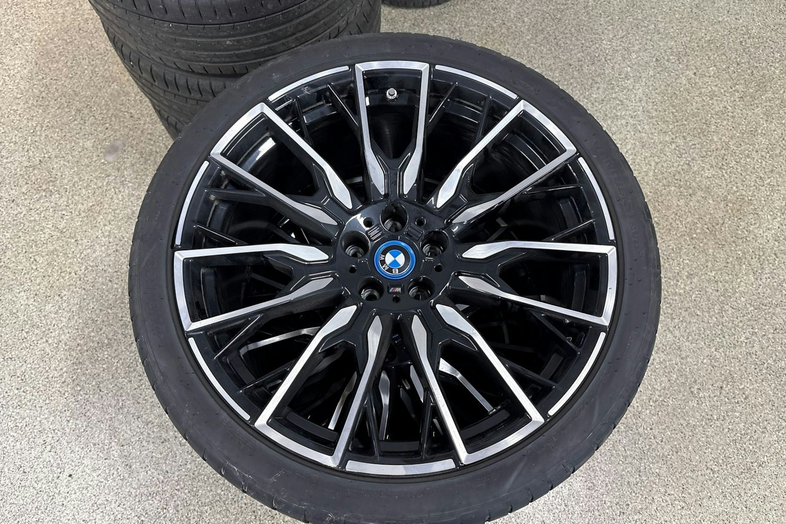 valkoinen BMW i4 2023 kuva 36.