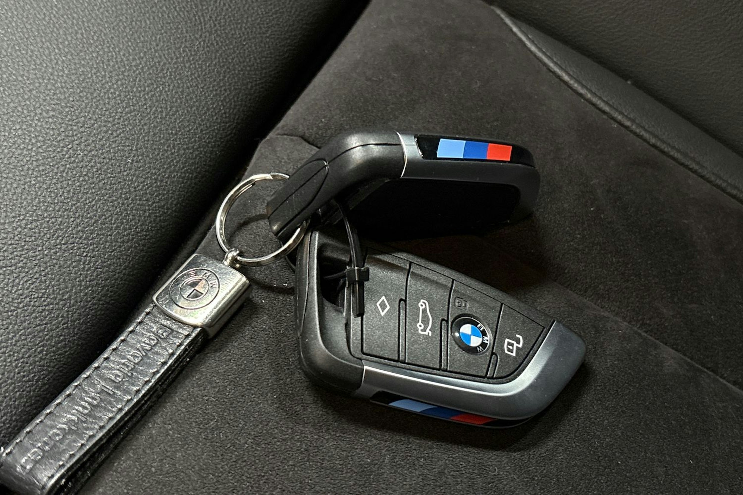 valkoinen BMW i4 2023 kuva 37.