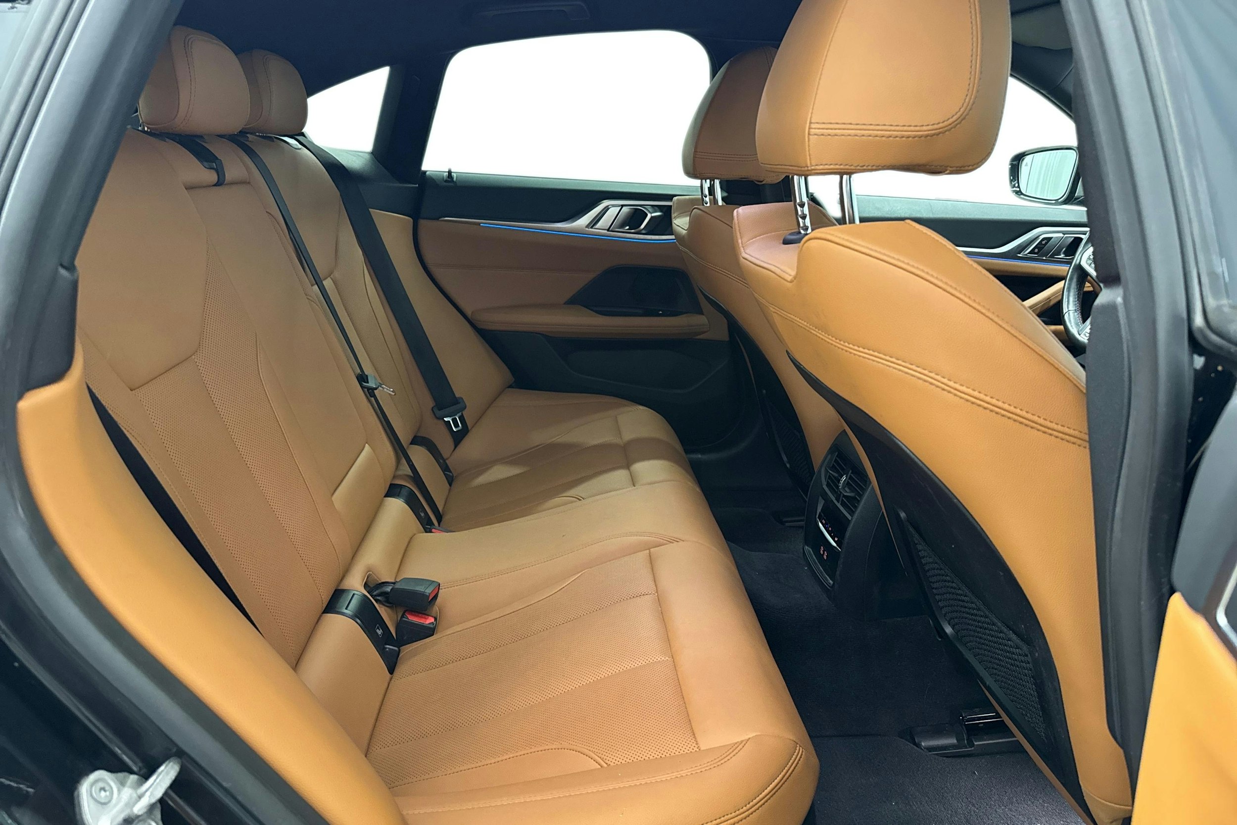 musta BMW i4 M50 2023 kuva 10.