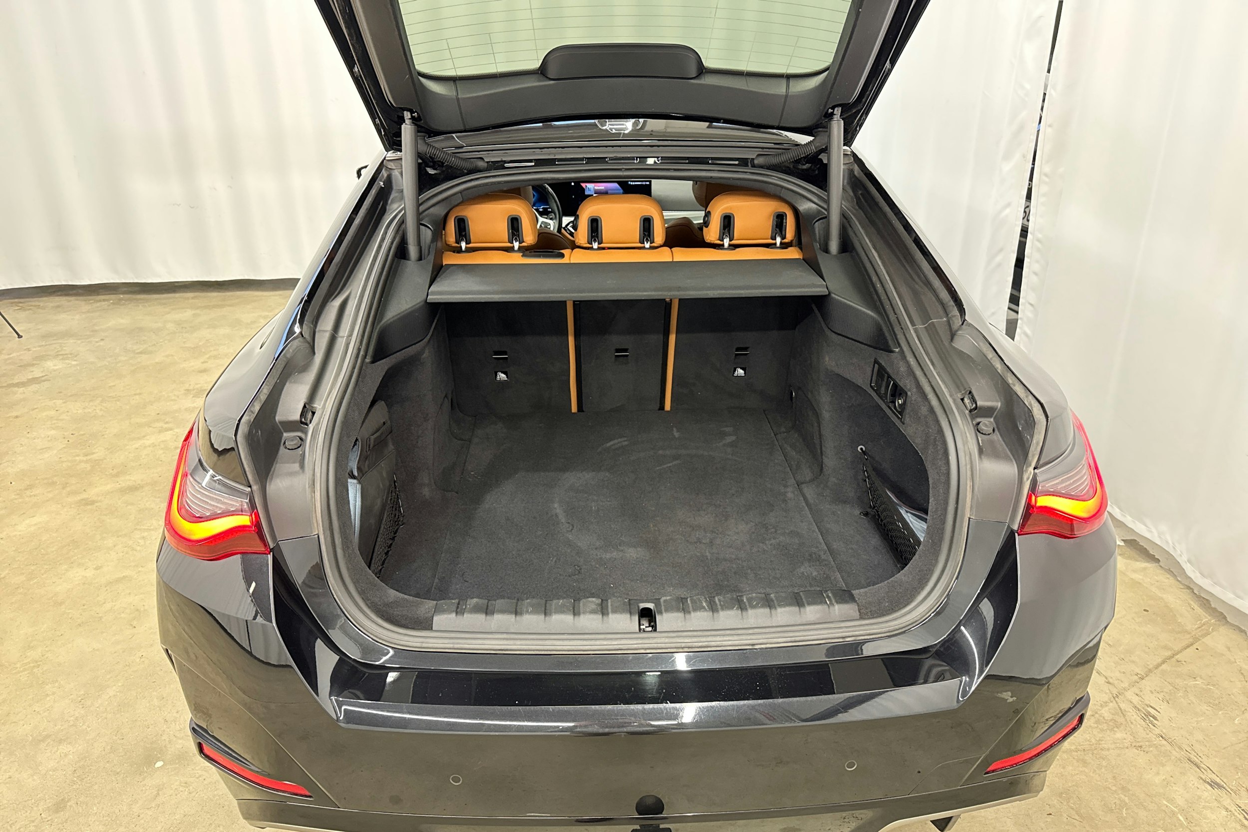 musta BMW i4 M50 2023 kuva 13.