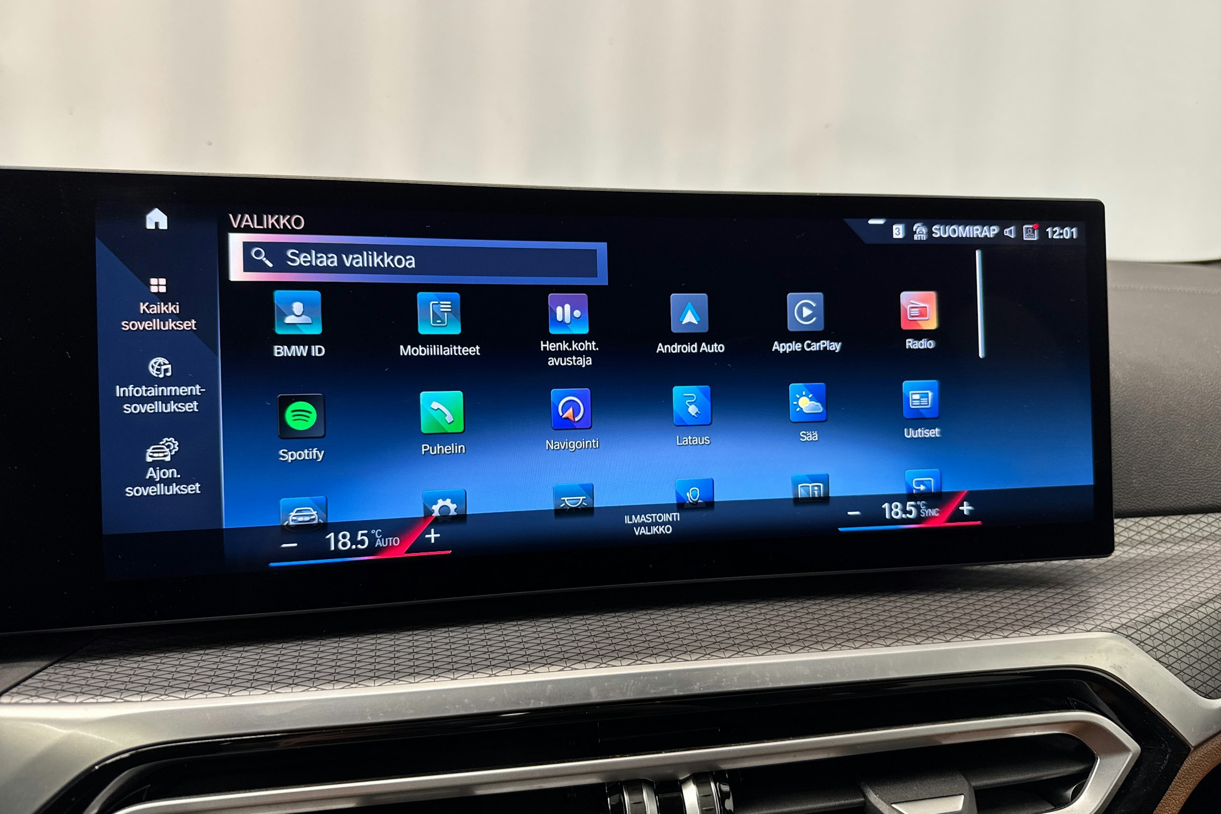 musta BMW i4 M50 2023 kuva 29.