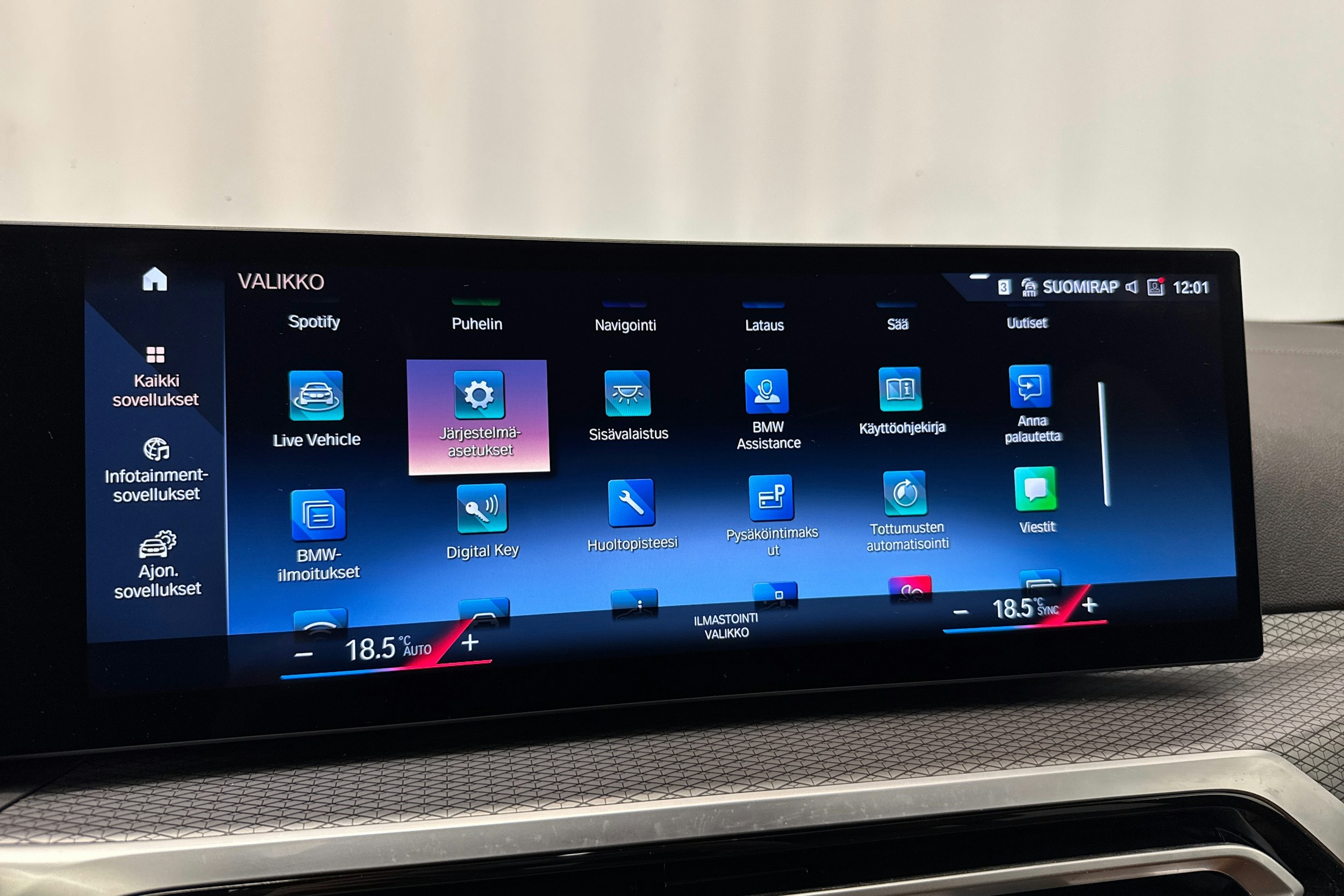 musta BMW i4 M50 2023 kuva 30.