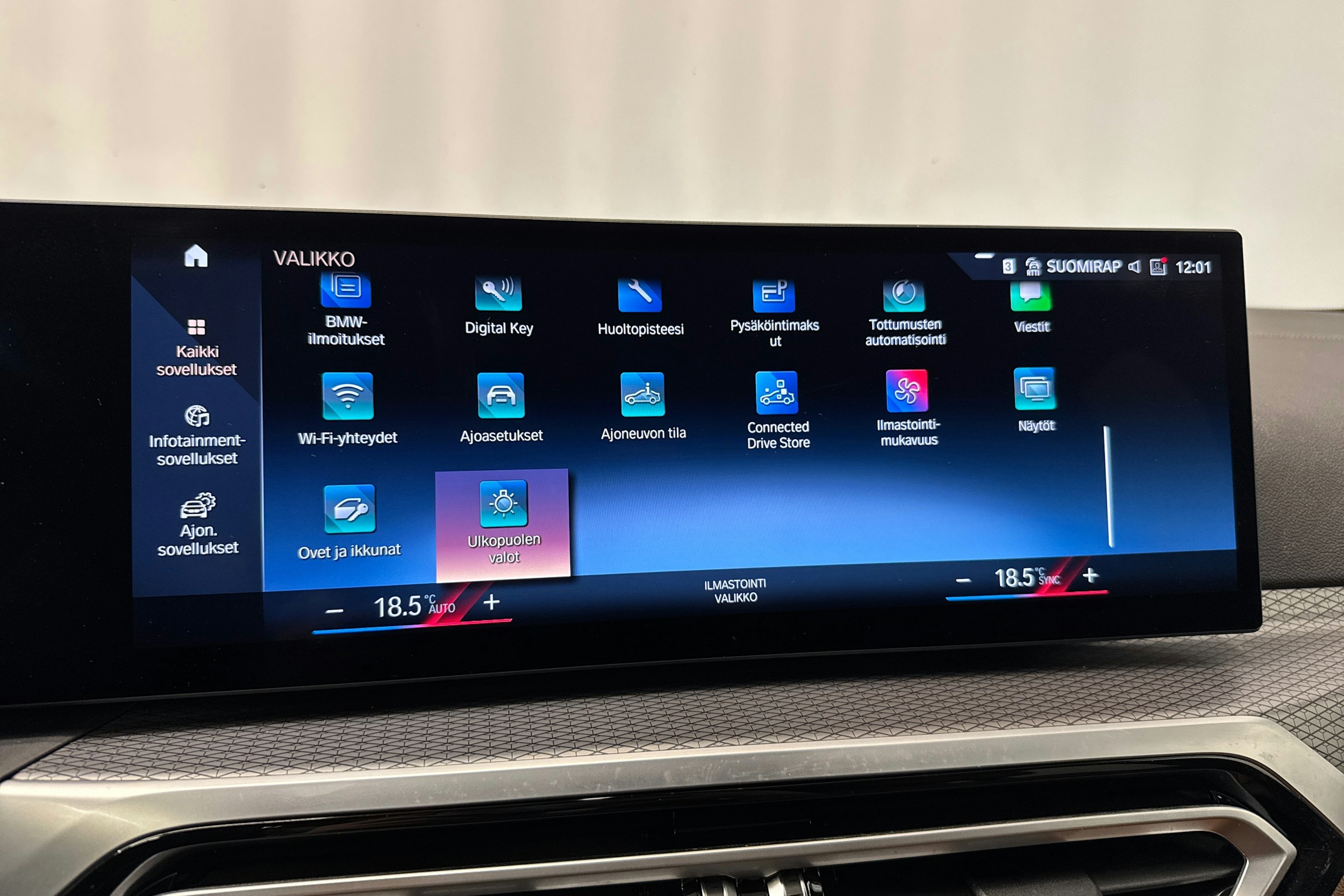 musta BMW i4 M50 2023 kuva 31.