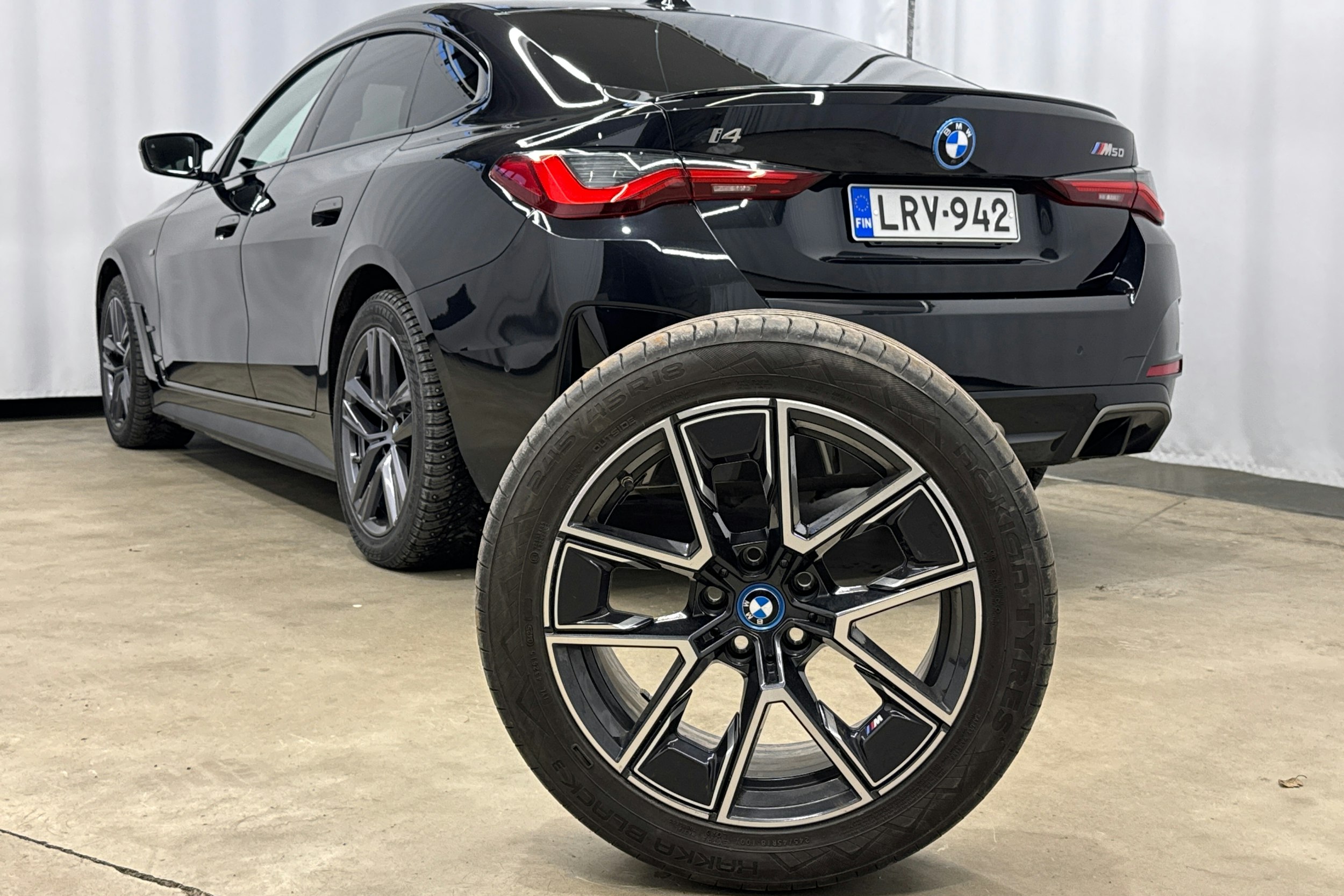 musta BMW i4 M50 2023 kuva 34.
