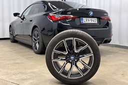musta BMW i4 M50 2023 kuva 34.