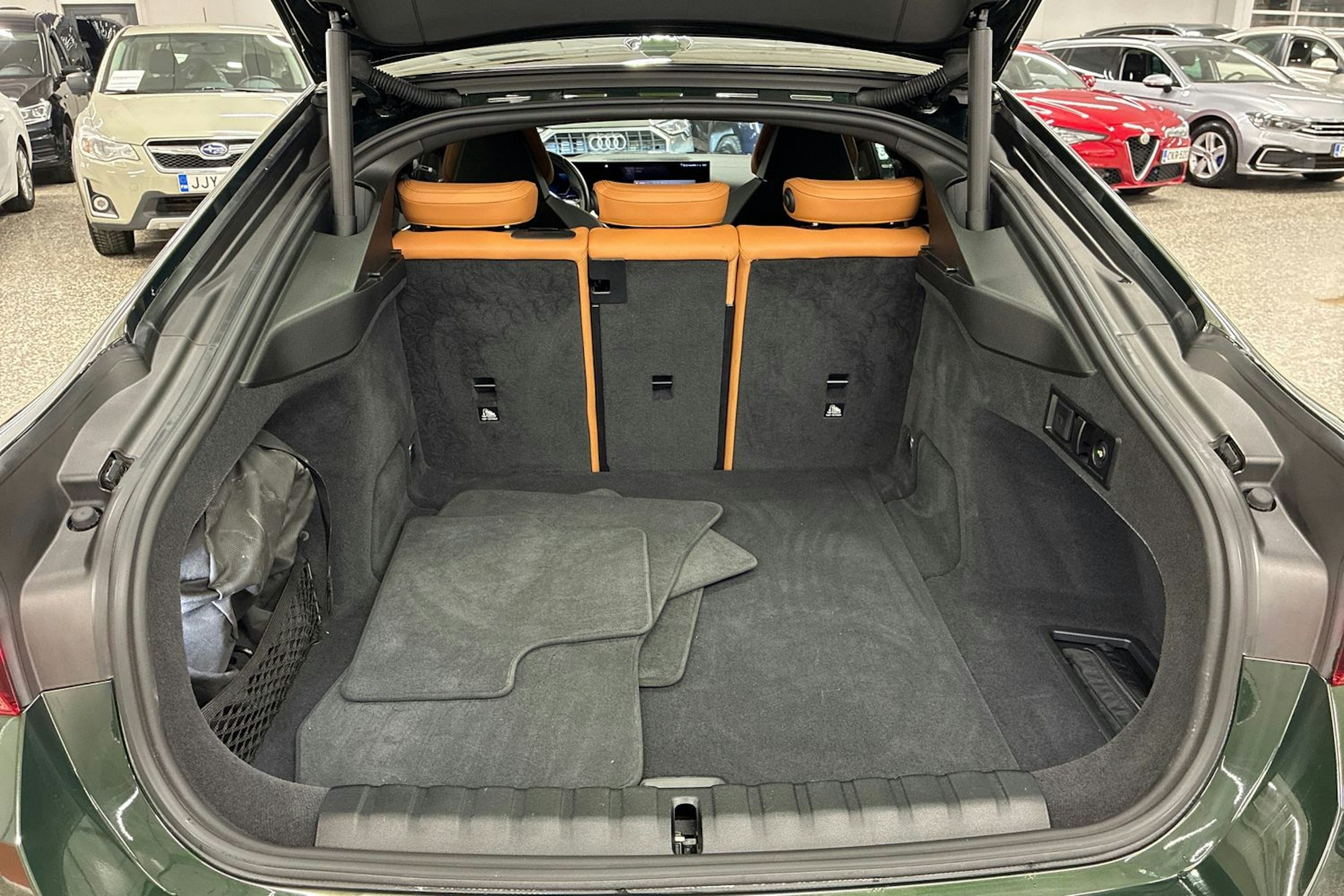 Vihreä BMW i4 2023 kuva 26.