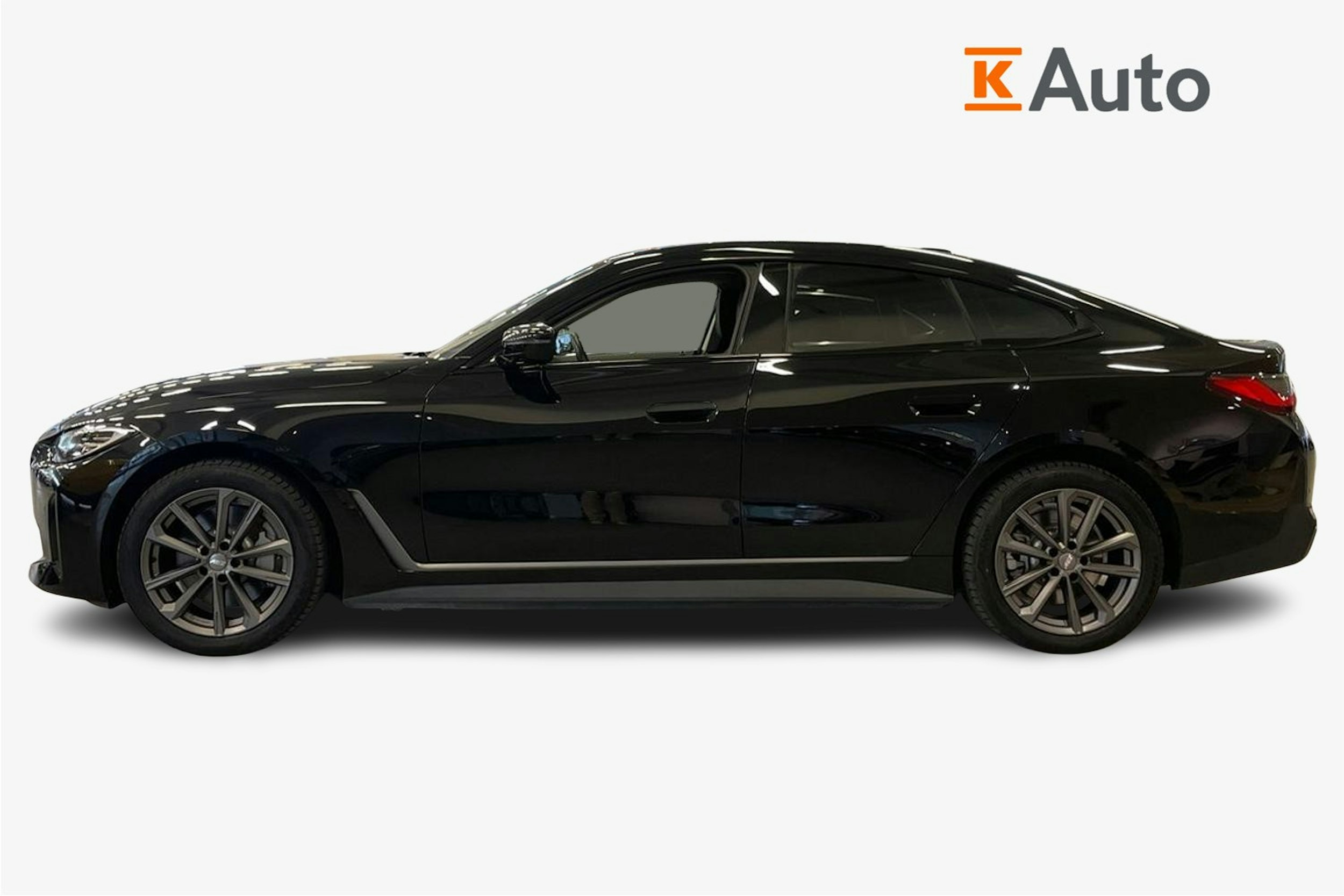 Musta BMW i4 2023 kuva 6.